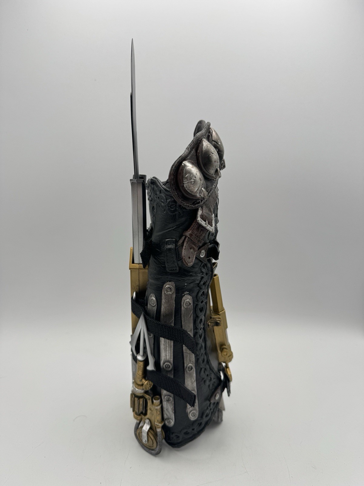 Assassin’s Creed Syndicate Assassin’s Gauntlet with Hidden Blade ships with Box