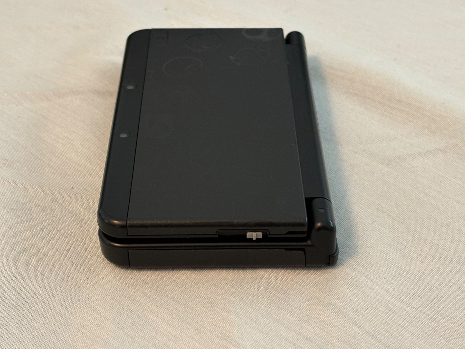 New Nintendo 3DS Super Mario Black Edition Console,Mario Kart 7,Stylus,Charger