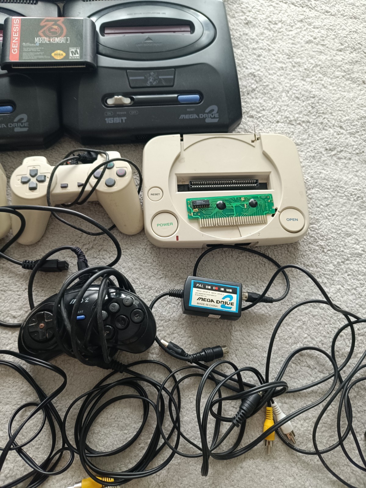 Set of consoles Sega Mega Drive 2.Full set.Cartridge Mortal Kombat 3.Working