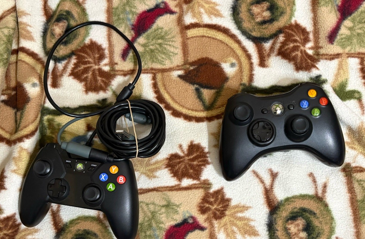 Xbox 360 Slim 250 Gb Bundle 8 Games 2 Controllers Rock Band Guitars RPG action