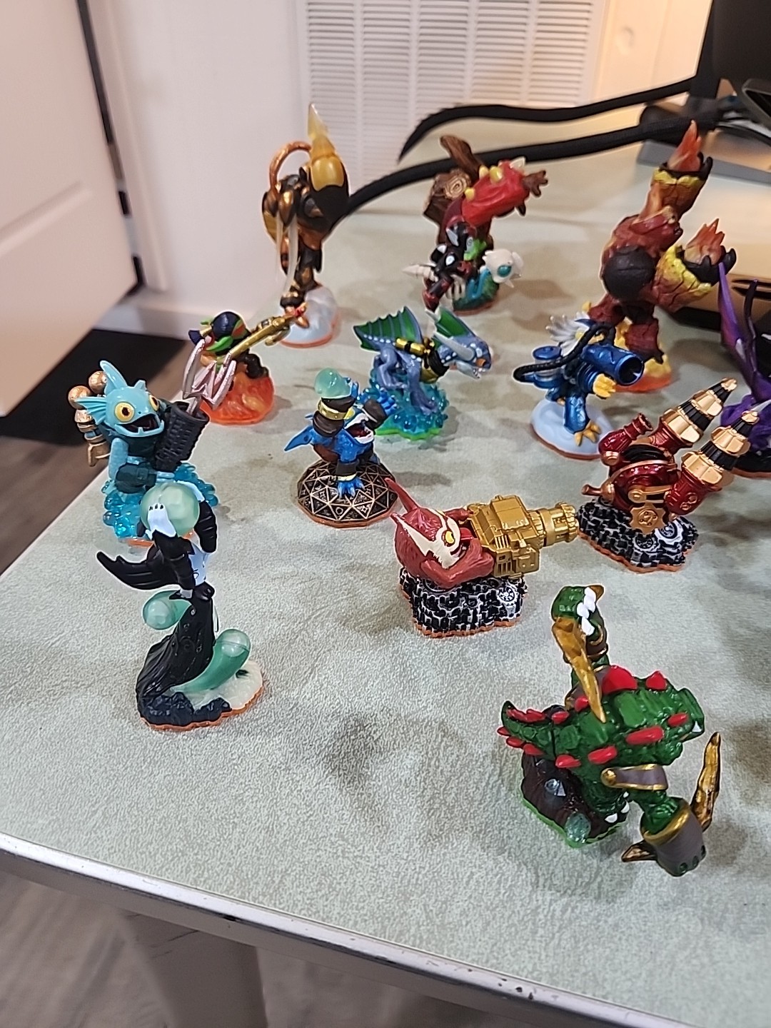 Activision Skylanders Giants Lot of 16 With Carrying Bag and Portal!