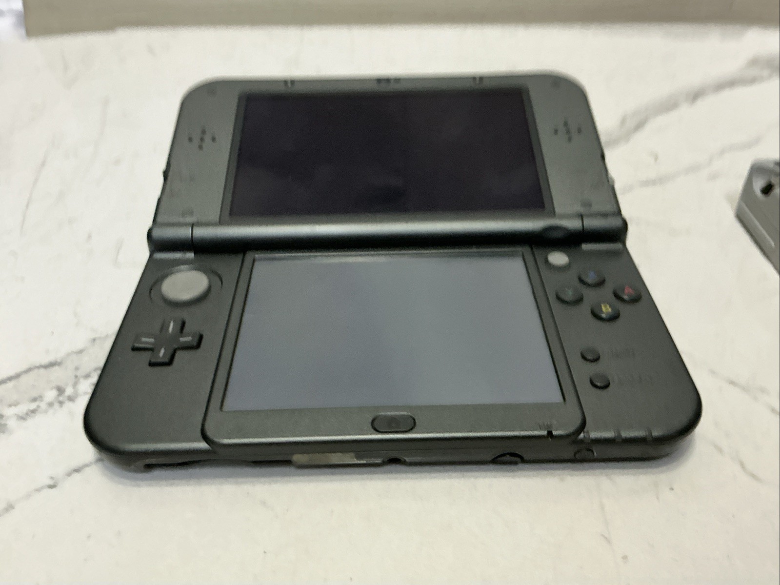Nintendo 3DS New XL Handheld System Black/Grey w/ charger & stylus red-001