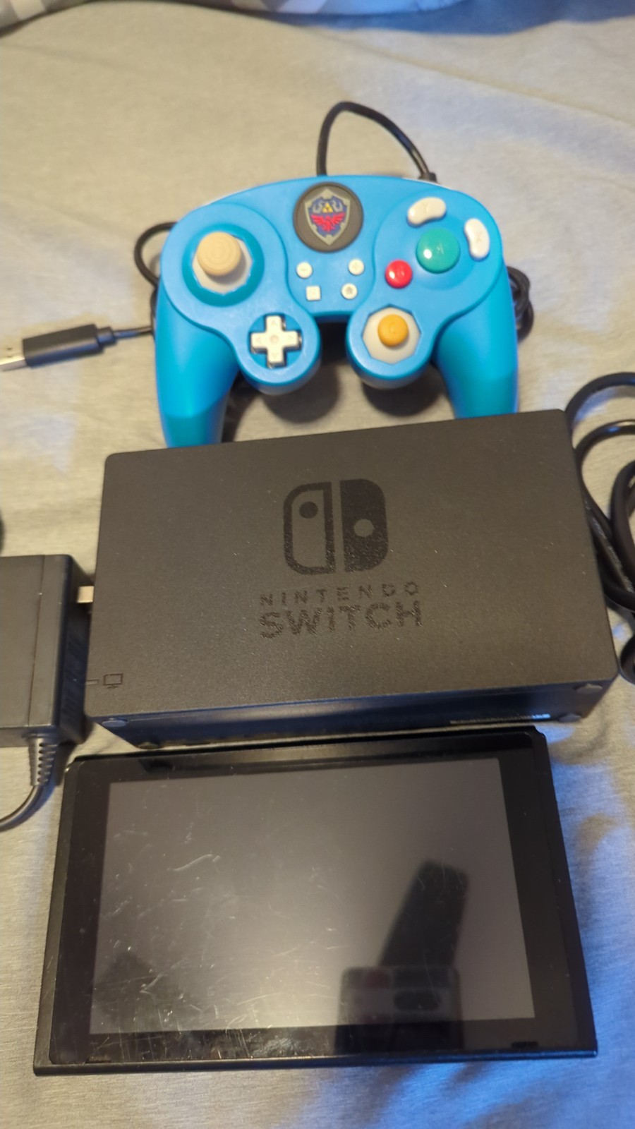 Nintendo Switch Console HAC-001 32GB *no joycons/used/works* w/charger and contr