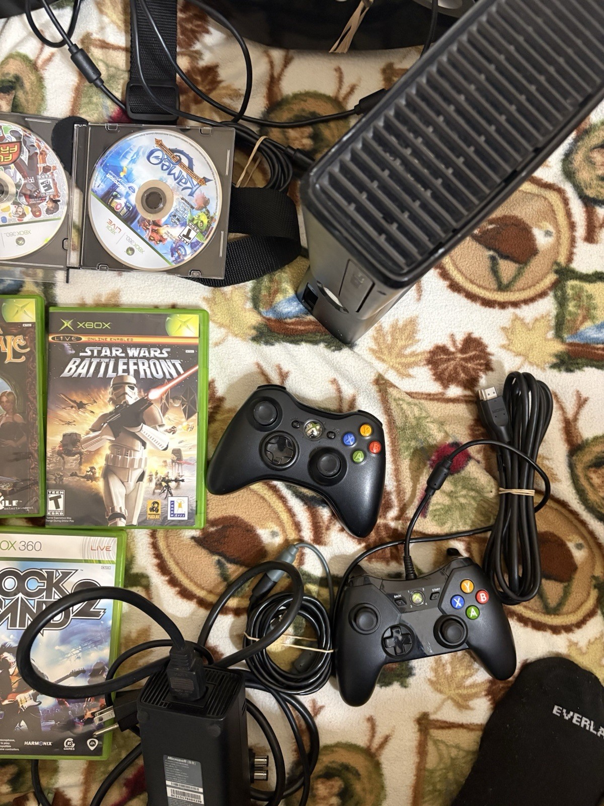 Xbox 360 Slim 250 Gb Bundle 8 Games 2 Controllers Rock Band Guitars RPG action