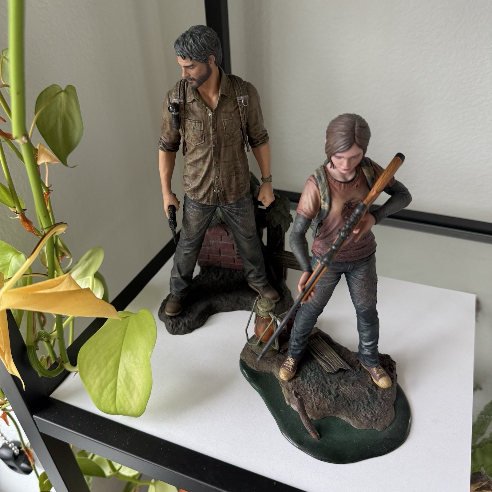 Mamegyorai The Last of Us Joel and Ellie 1:9 Statue Set – Sideshow Collectibles
