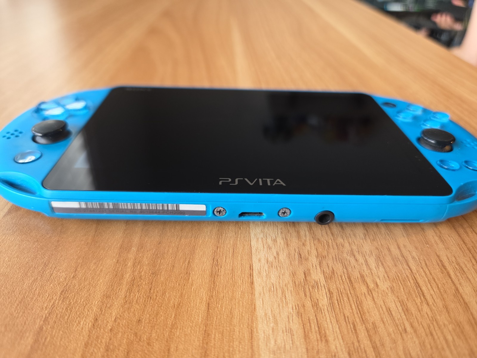 Sony PS Vita 2000 Slim PCH-2000 – Aqua Blue *GREAT* + Charger