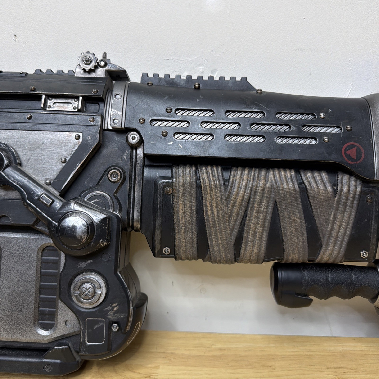 Official Gears Of War 3 Bloody Retro Lancer Neca Weapon Replica Missing Knife