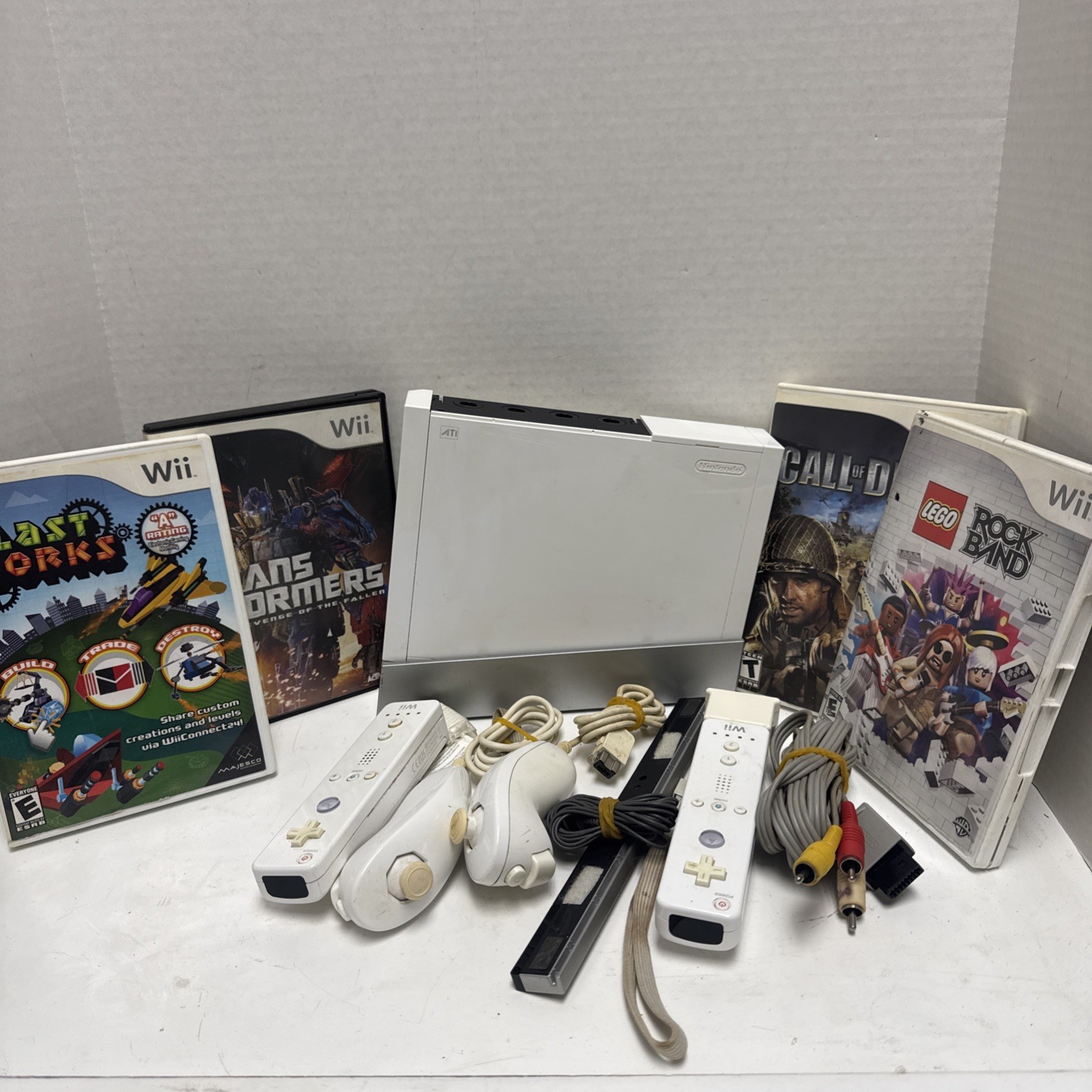 Nintendo Wii Console RVL 001 Bundle 2 Controllers With 4 Nintendo Wii Games