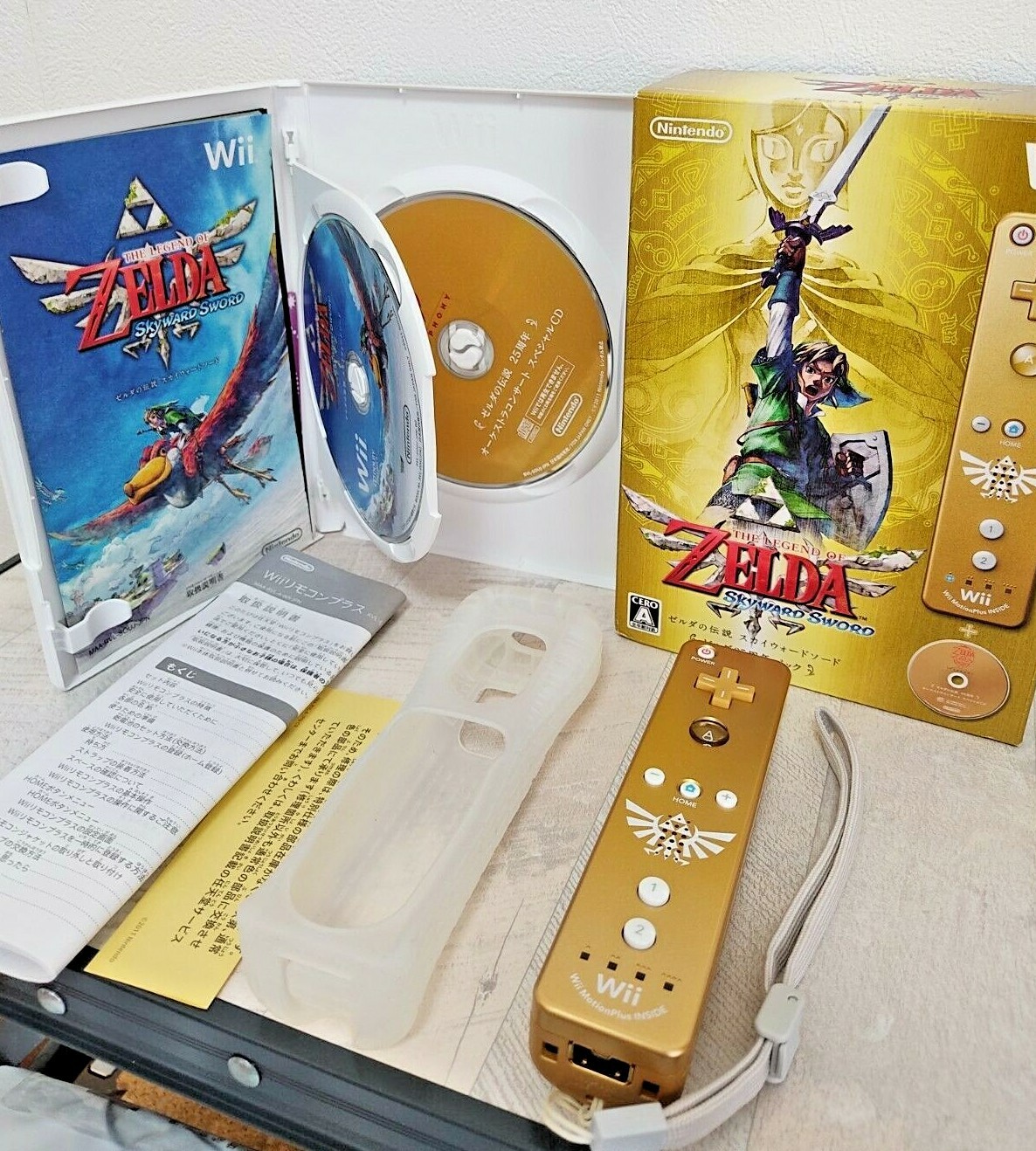 Wii Gold Remote ZELDA Skyward Sword 25th Special Edition Disc, Controller Boxed