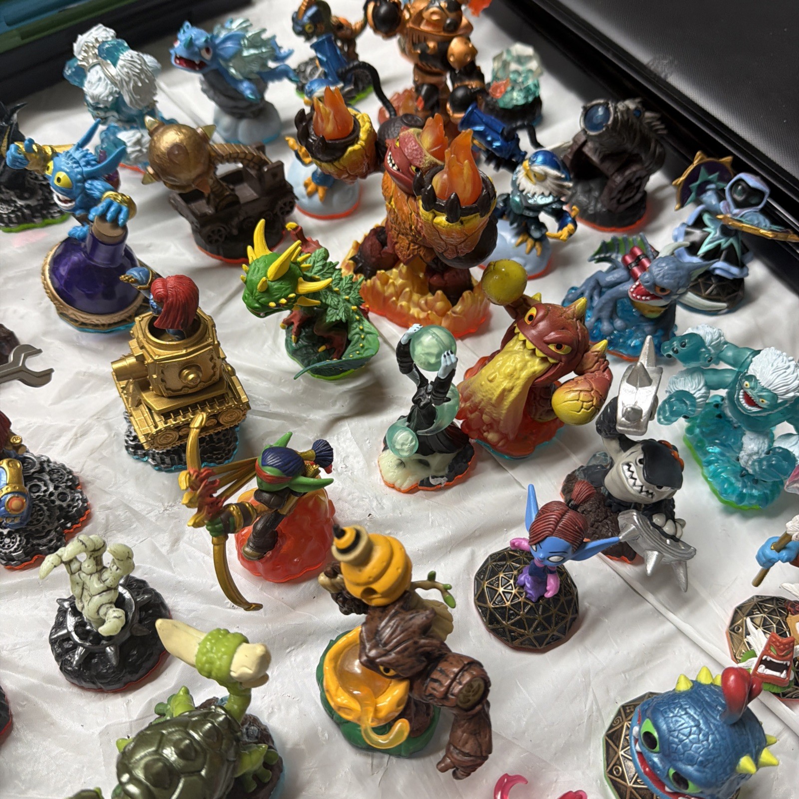 LOT 42 Skylanders: Spyro’s, Giants & More Adventure Game Skylander Figures
