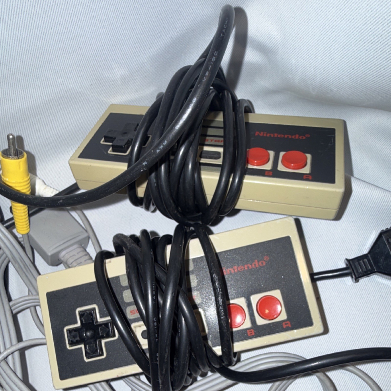 Nintendo NES Controllers & Zapper Light Gun Wired 8ft Cable Gray Red Black