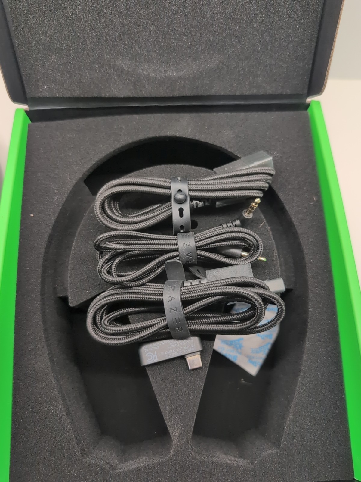 Razer Barracuda Wireless Multi-Platform Gaming & Mobile Headset With Box #4