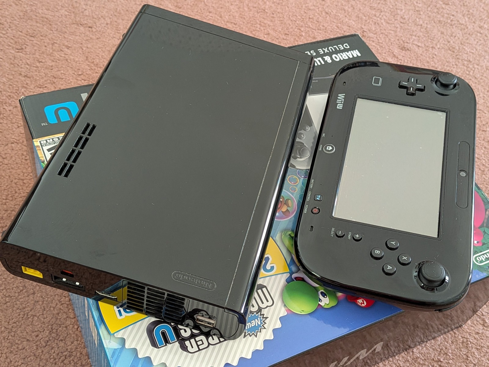 Nintendo Wii U Deluxe 32GB Console w/Original Box, no games, bonus gamepad case