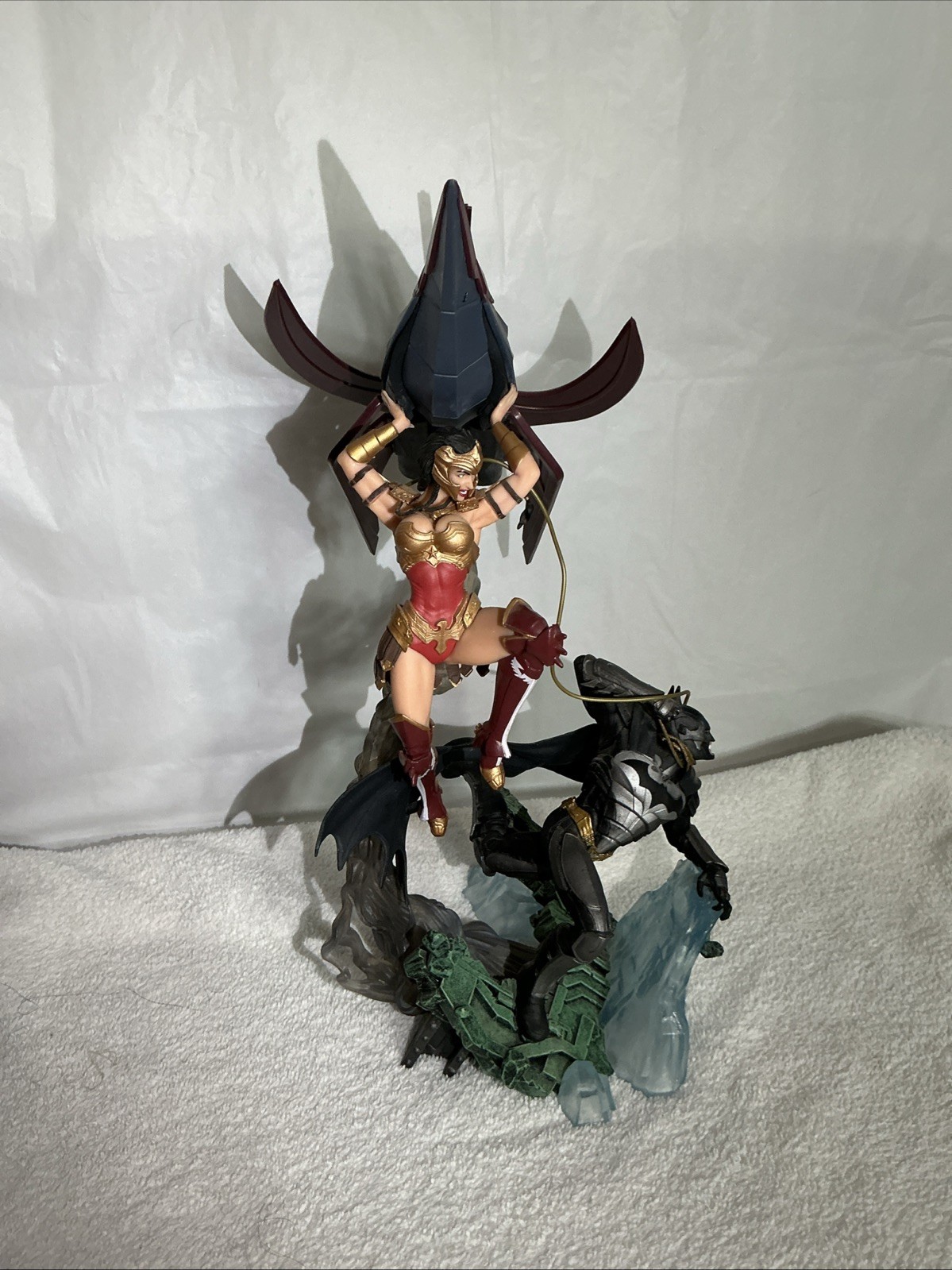 Wonder Woman/Batman Collectible Figurine Injustice Gods Among Us XBOX 360