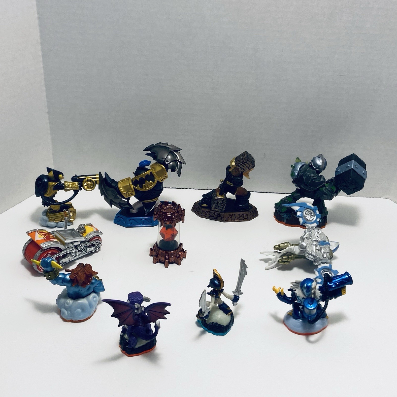 Mixed bundled lot of 11 Skylanders Activision Toy action figures & Vehicles