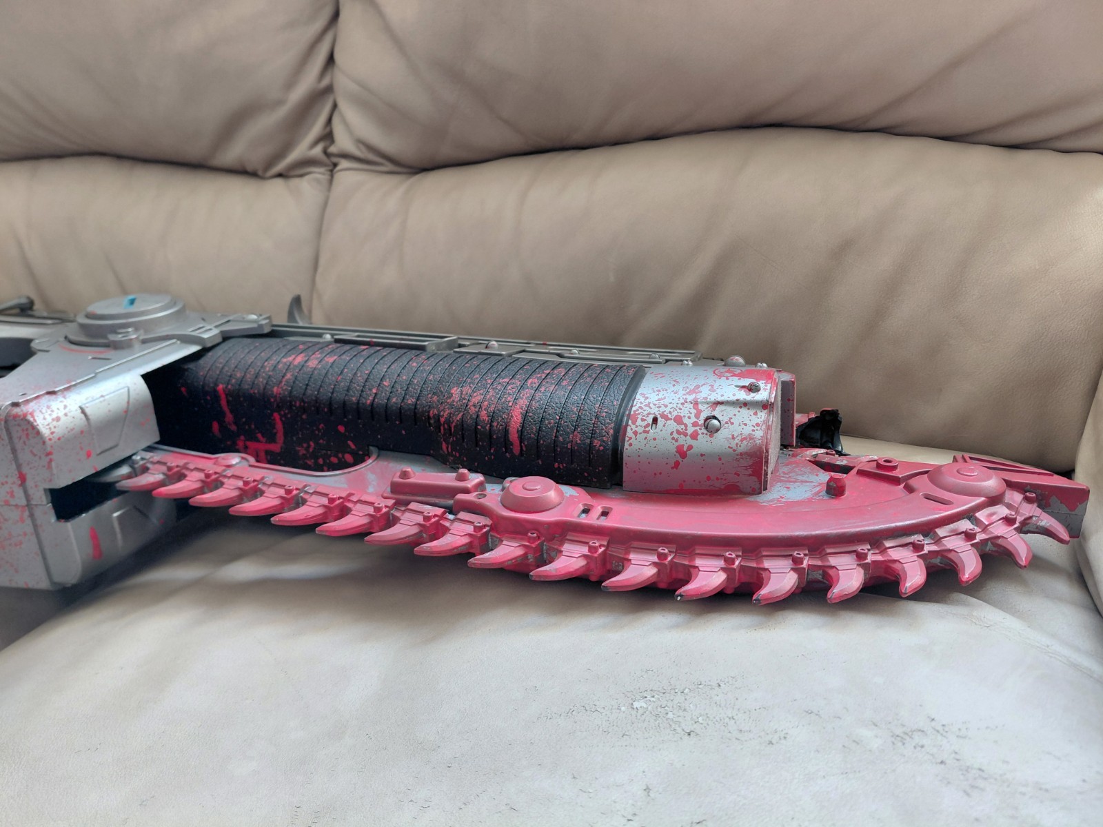 NECA Gears Of War Lancer Replica 2008 – Bloody Lancer – 36″ Full Size Prop