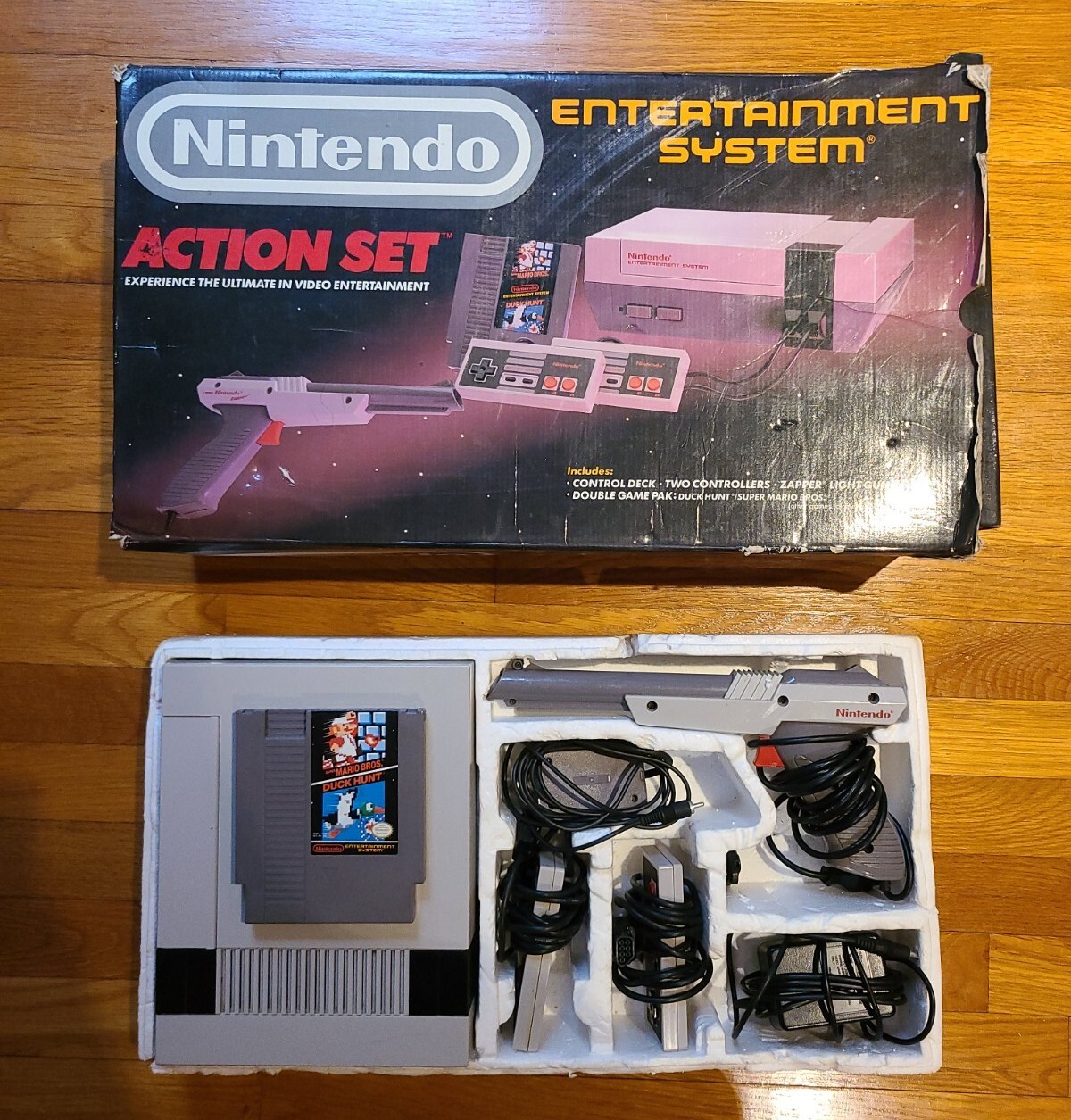Nintendo Entertainment System Action Set NES Console (Works Well)Complete in Box