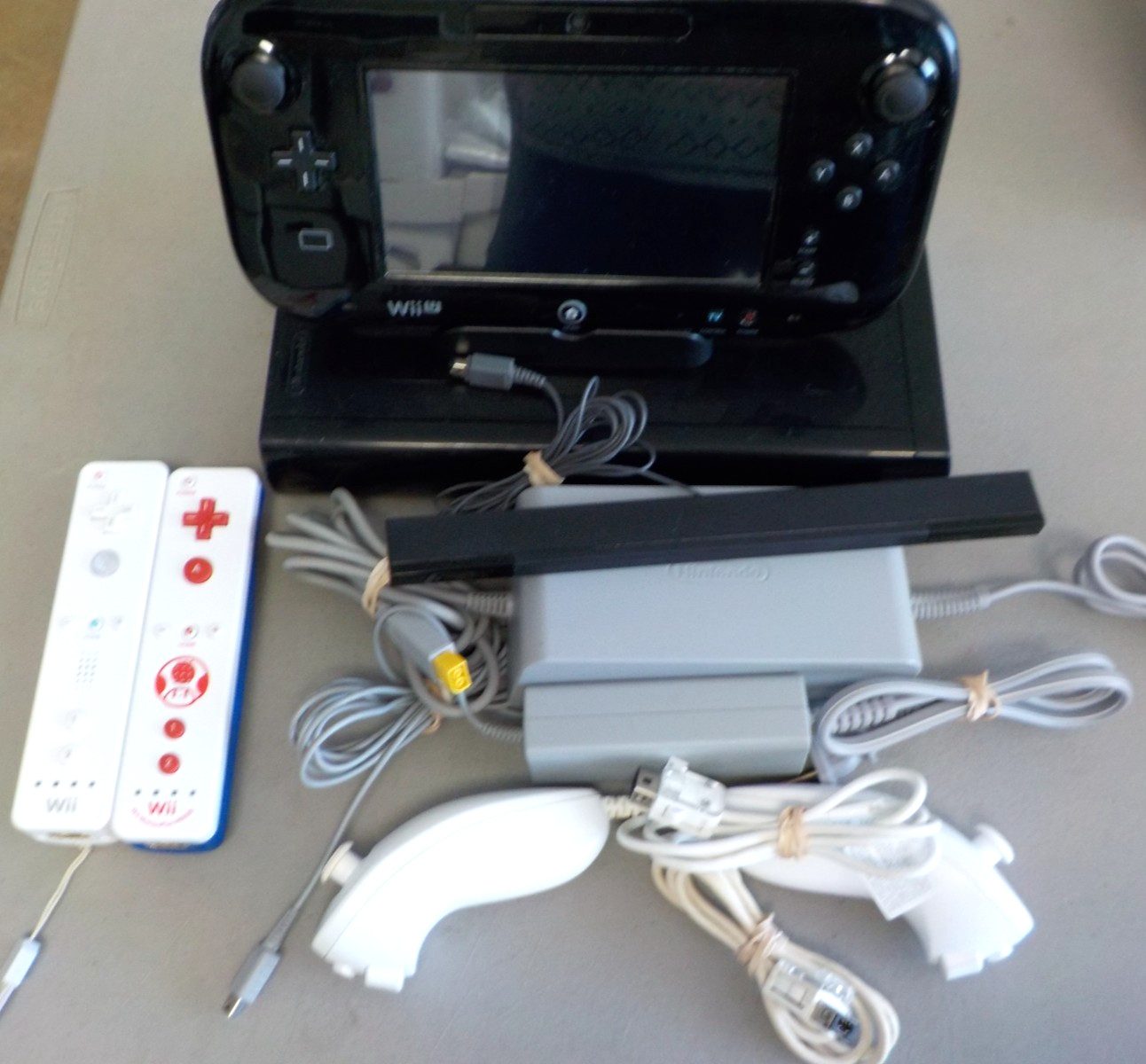 Nintendo Wii U 32GB Console (WUP-101) Gamepad Bundle + OEM Cables, Controllers
