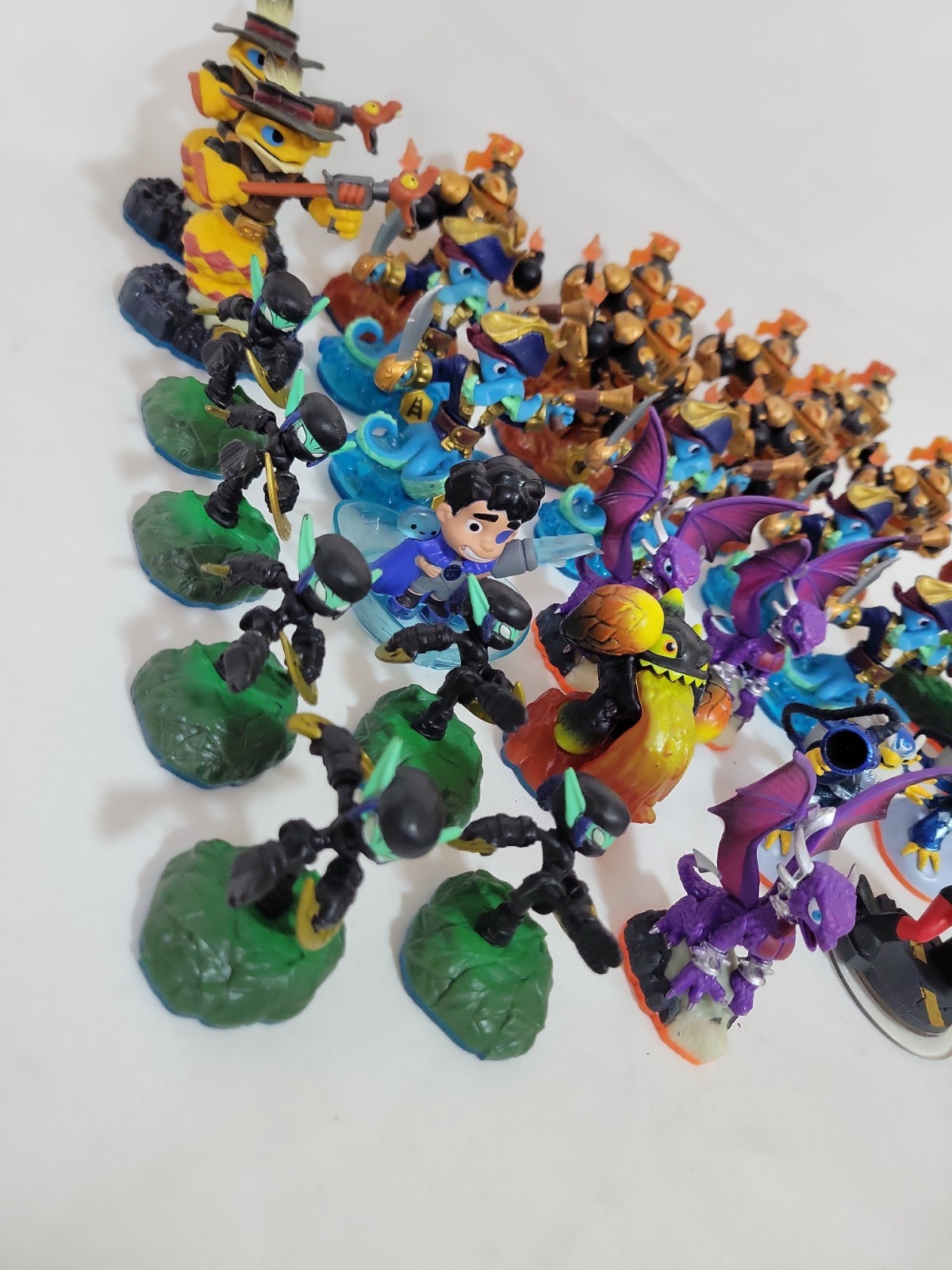 Activision Skylanders – Bulk Lot of 30 + Figures