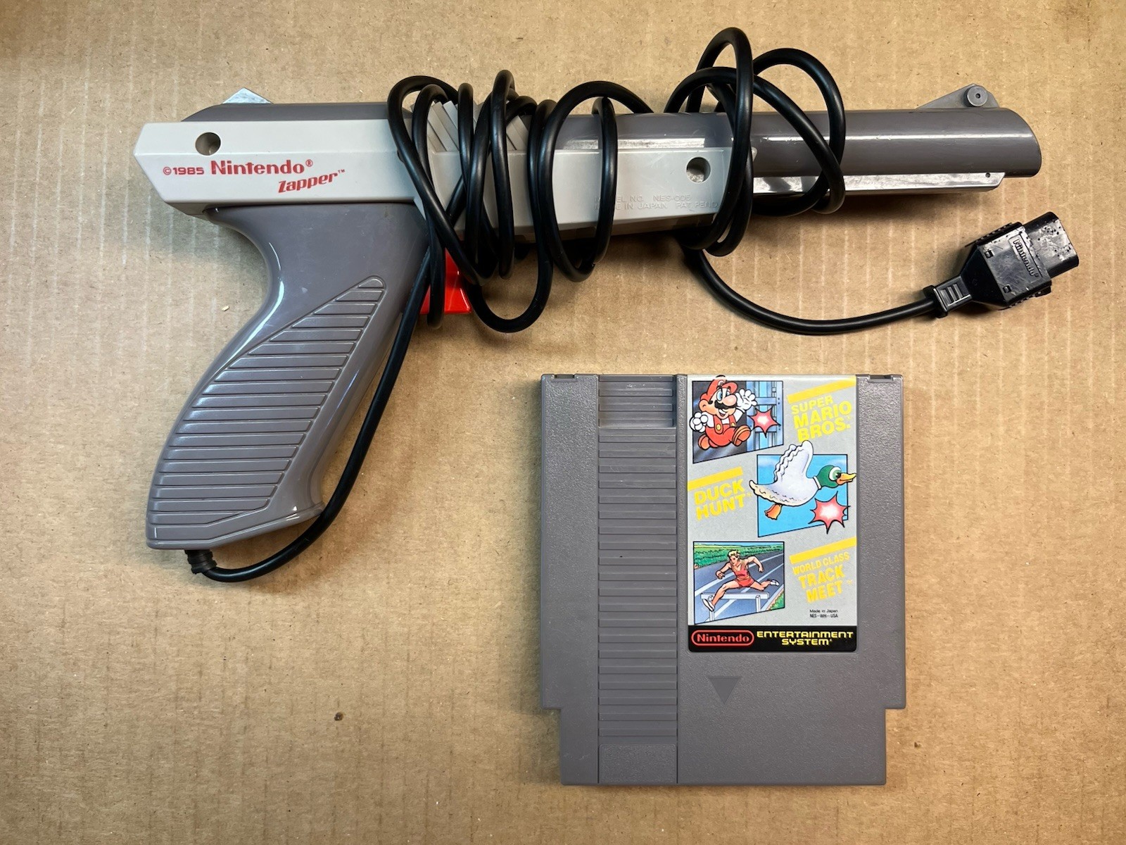 Official Gray Nintendo NES-005 Zapper Light Gun Controller W/ Duck Hunt