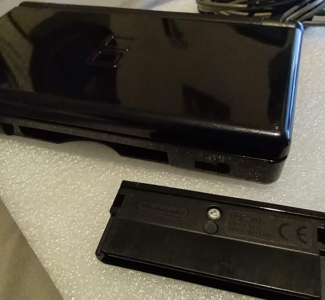 Nintendo DS Lite Onyx Black console usg-001 with charger/stylus/gba cover