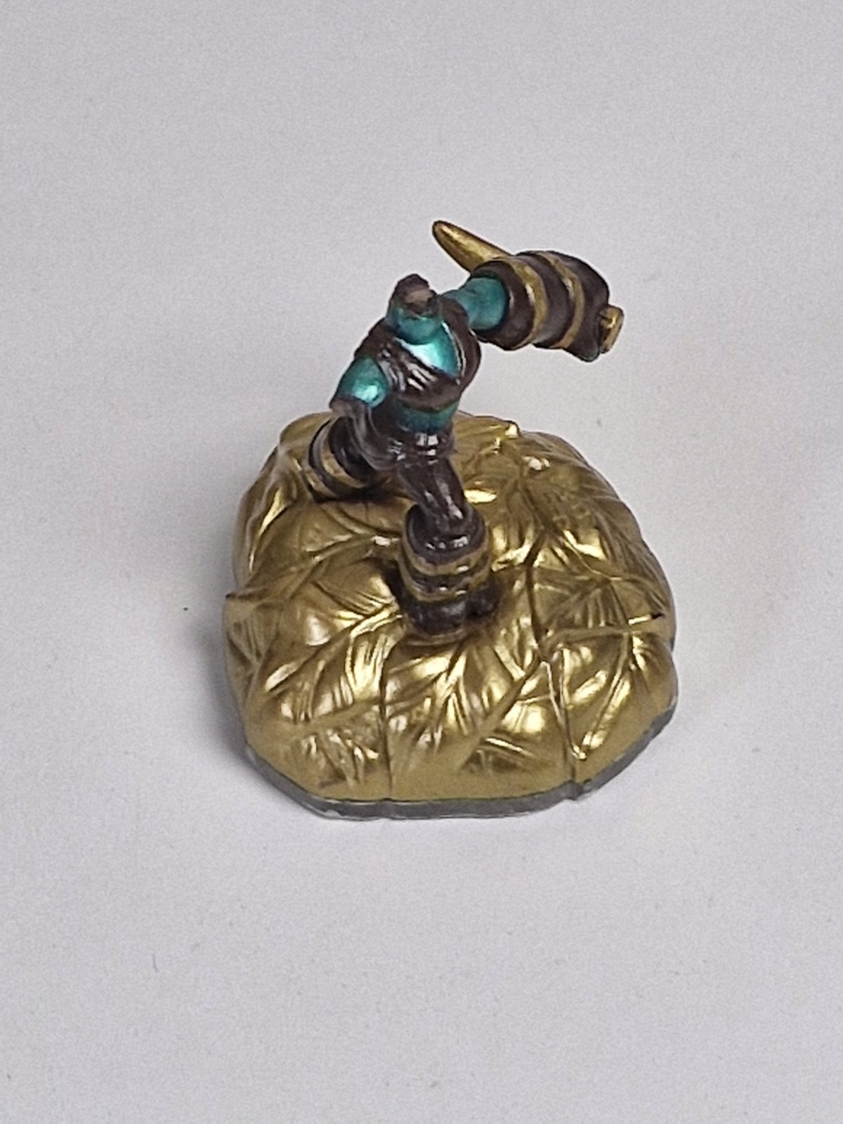 Skylanders Eons Eon’s Elite – Stealth Elf – Gold Base – Broken – Works in Game