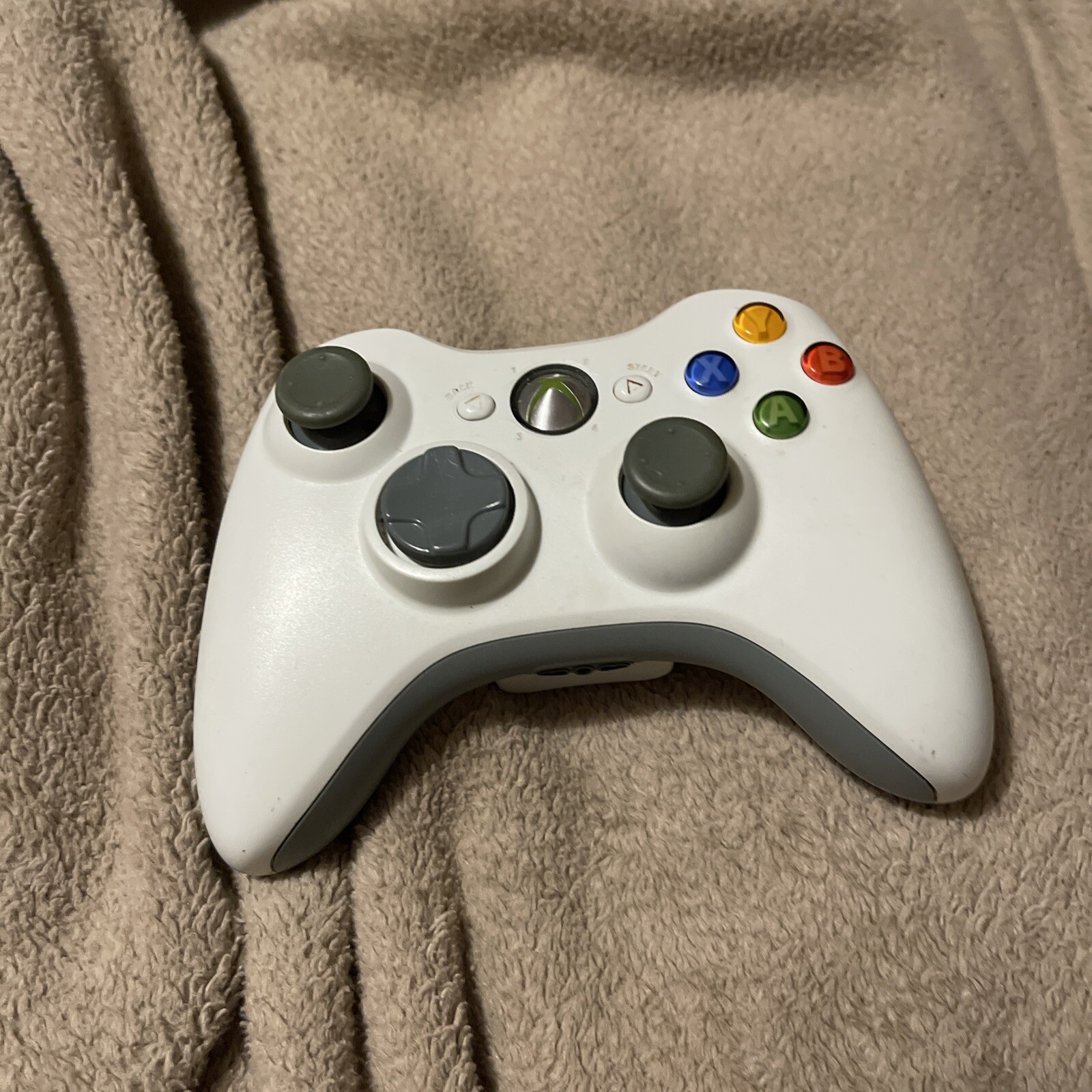 Microsoft Xbox 360 Console Bundle Not Sure If It’s Broken. Needs Work.