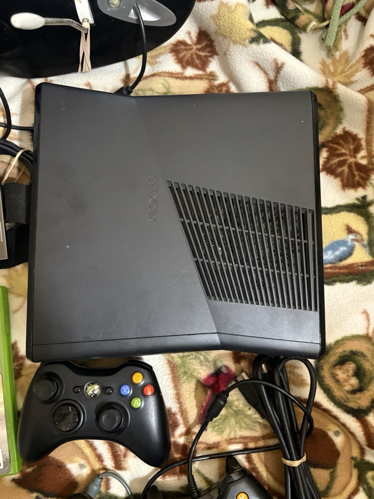Xbox 360 Slim 250 Gb Bundle 8 Games 2 Controllers Rock Band Guitars RPG action