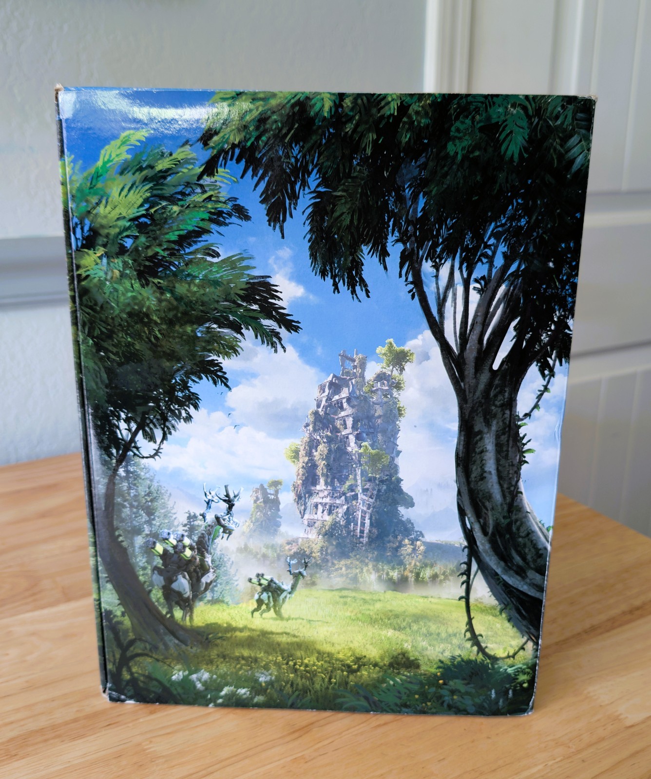 Horizon Zero Dawn Aloy Statue, Dark Horse Art Book, with Collector Display Box