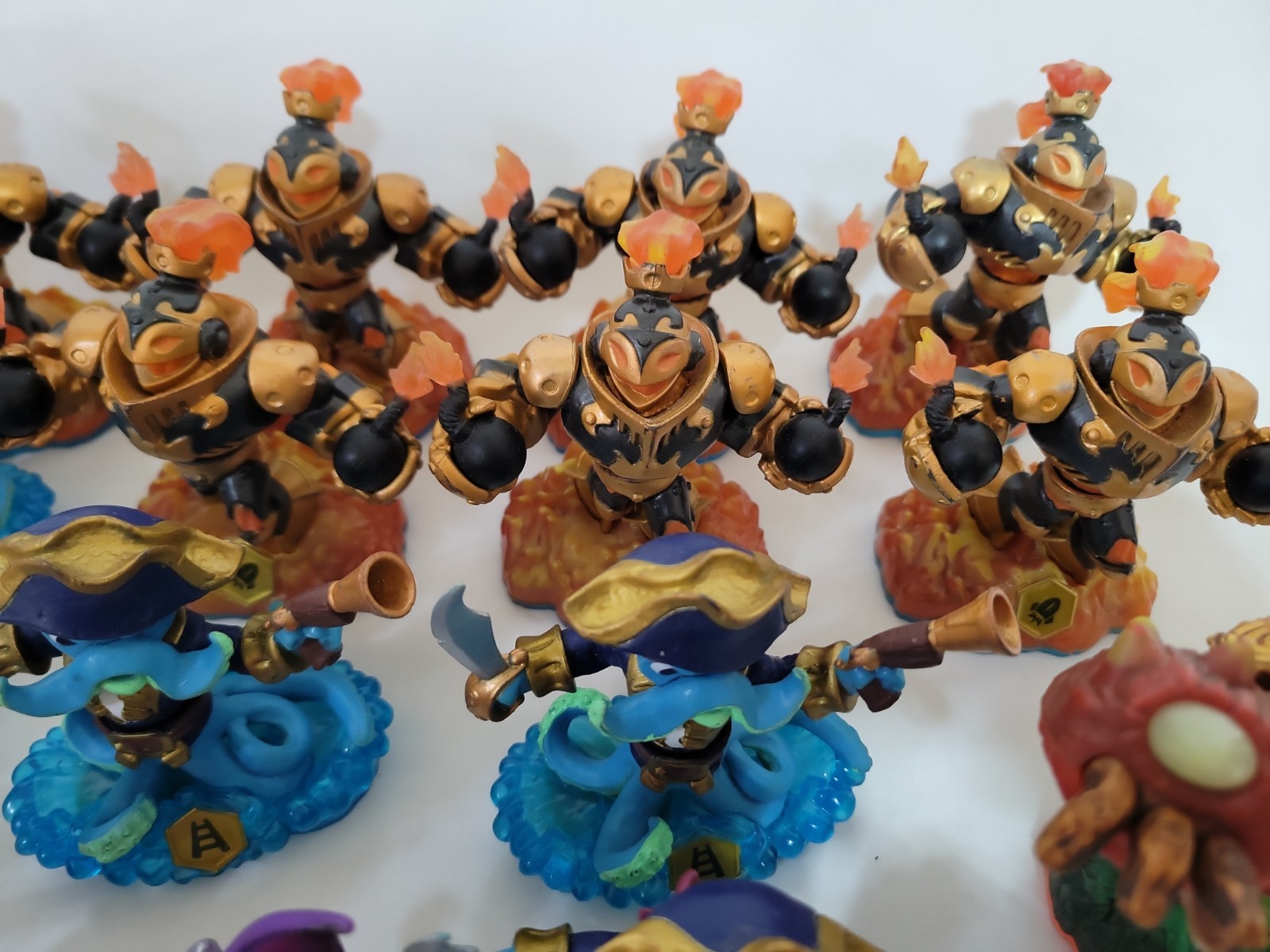 Activision Skylanders – Bulk Lot of 30 + Figures