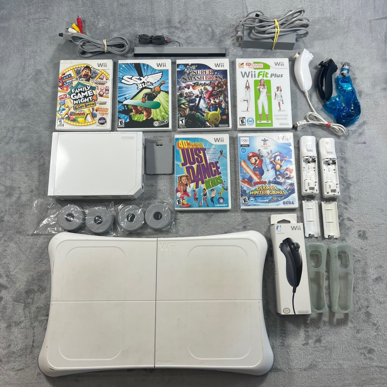 Nintendo Wii Bundle White Console 6 Games 2 Remotes Nunchucks Balance Board