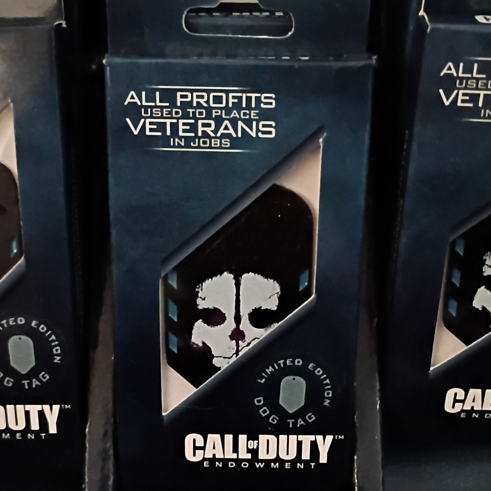 Call of Duty Display Box w/ 11 Dog Tag Endowment Ghosts Limited Edition Dog Tag