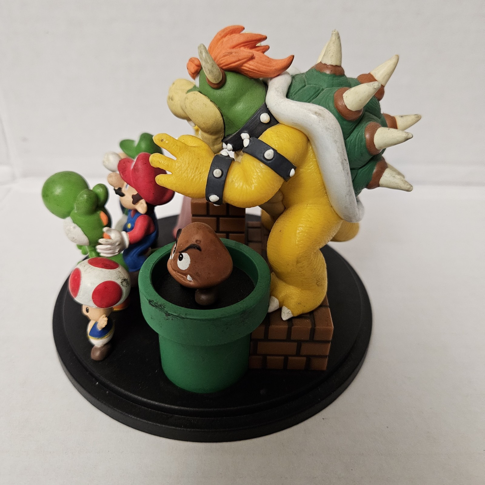 2010 Official Club Nintendo Platinum Award Super Mario Characters Statue