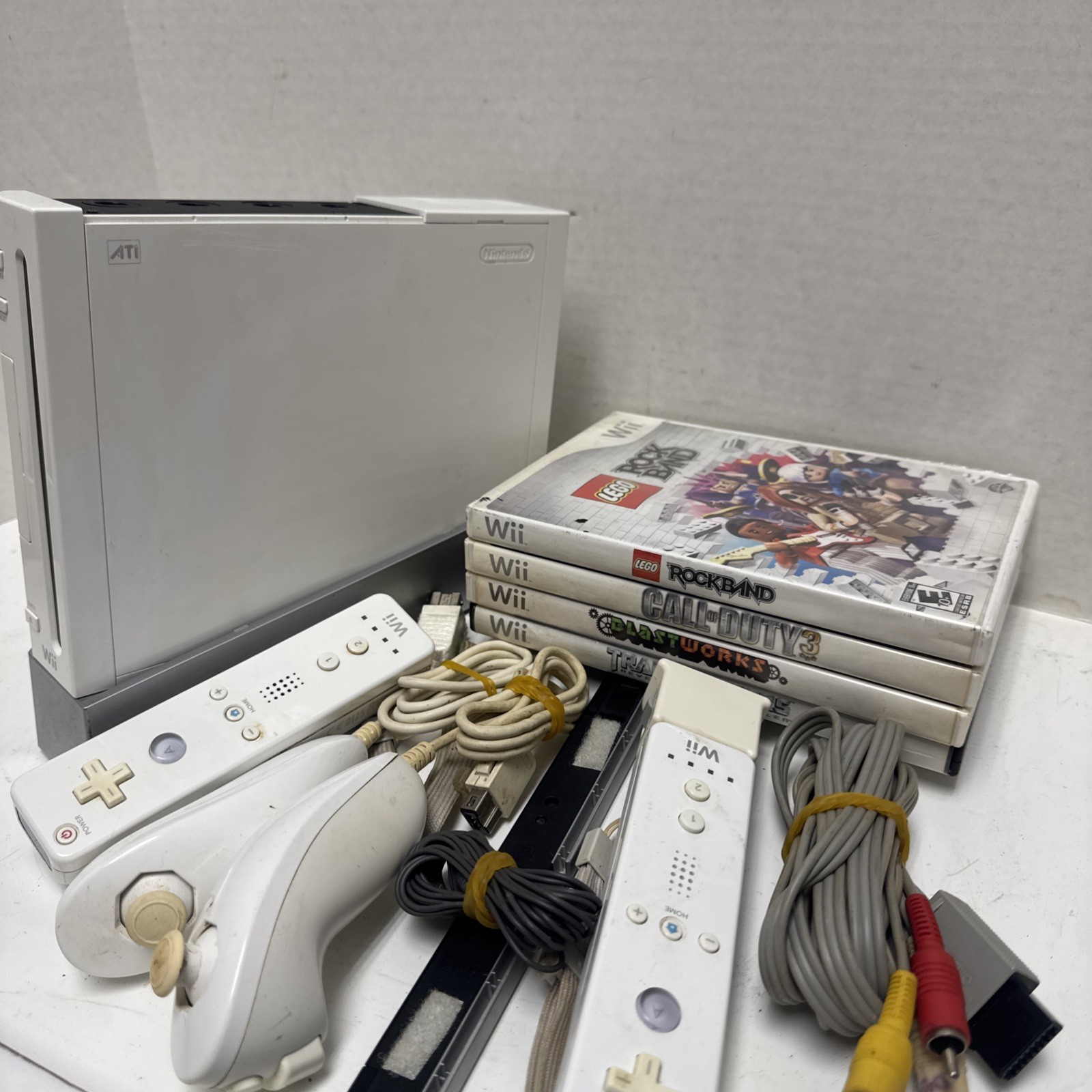 Nintendo Wii Console RVL 001 Bundle 2 Controllers With 4 Nintendo Wii Games