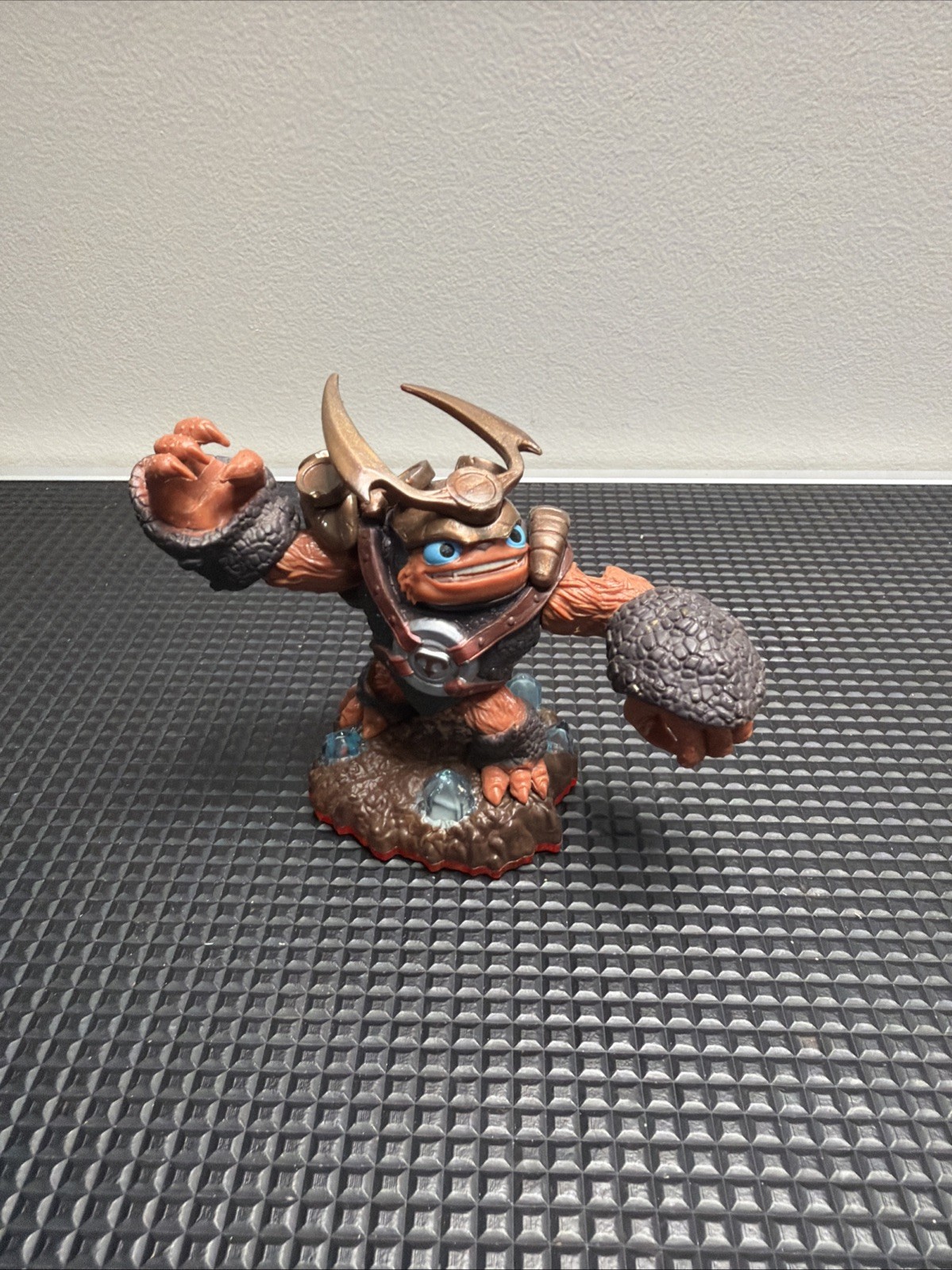 Skylanders Wallop Character Figure Spyro Series – Works, but missing hammer