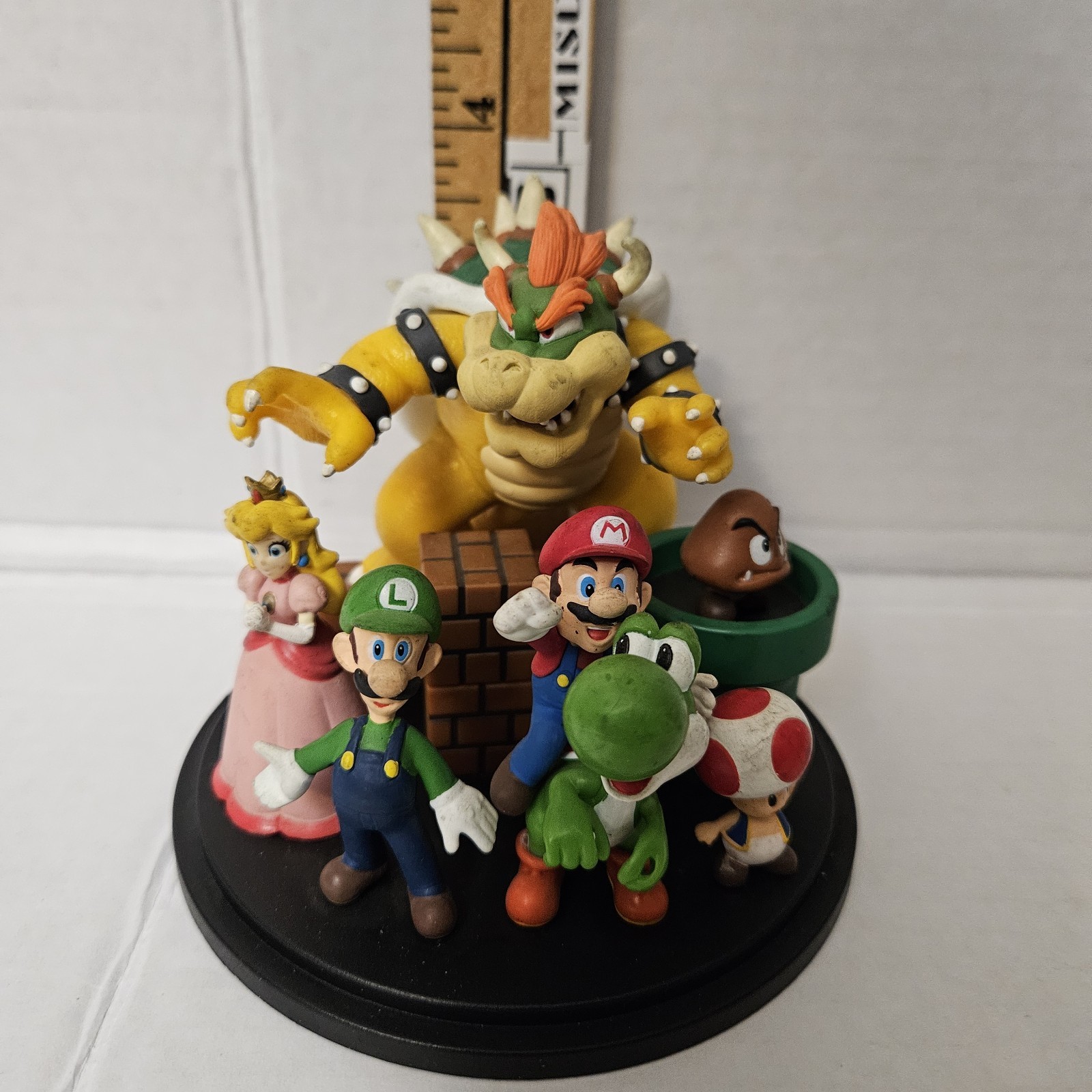 2010 Official Club Nintendo Platinum Award Super Mario Characters Statue