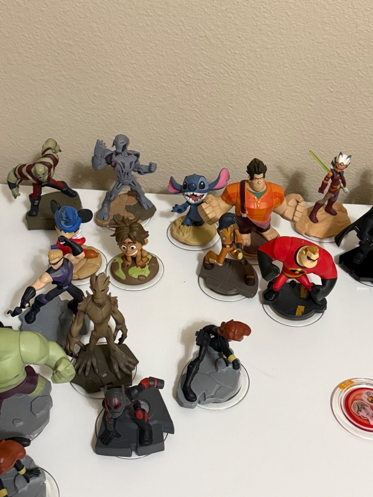 37 Disney Infinity Figures Power Disc Xbox One Portal Base Avengers Star Wars