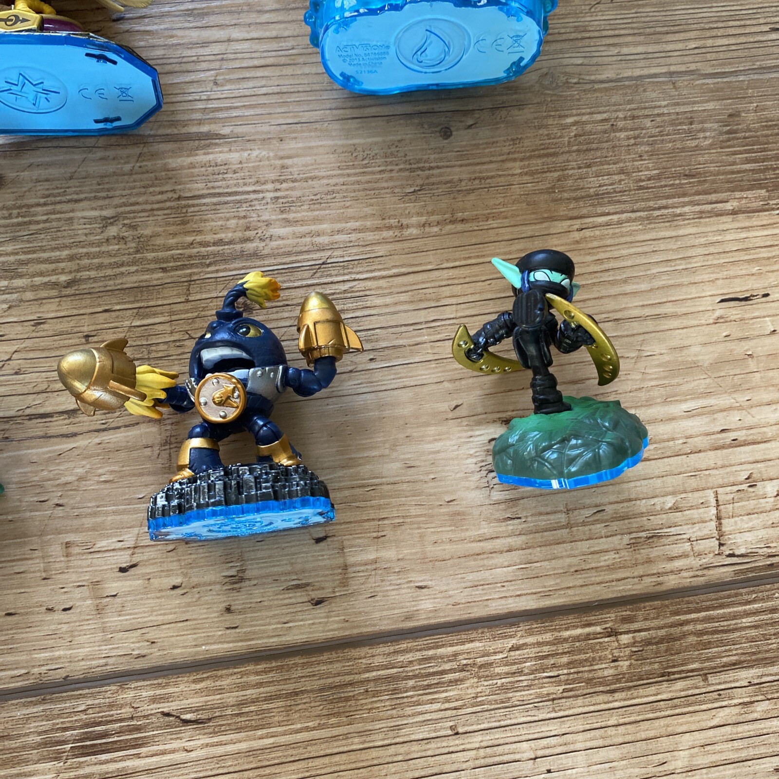 Activision Skylanders 32 Figure / Vehicle Lot 1 Portal 1 Case Crusher, Swarm