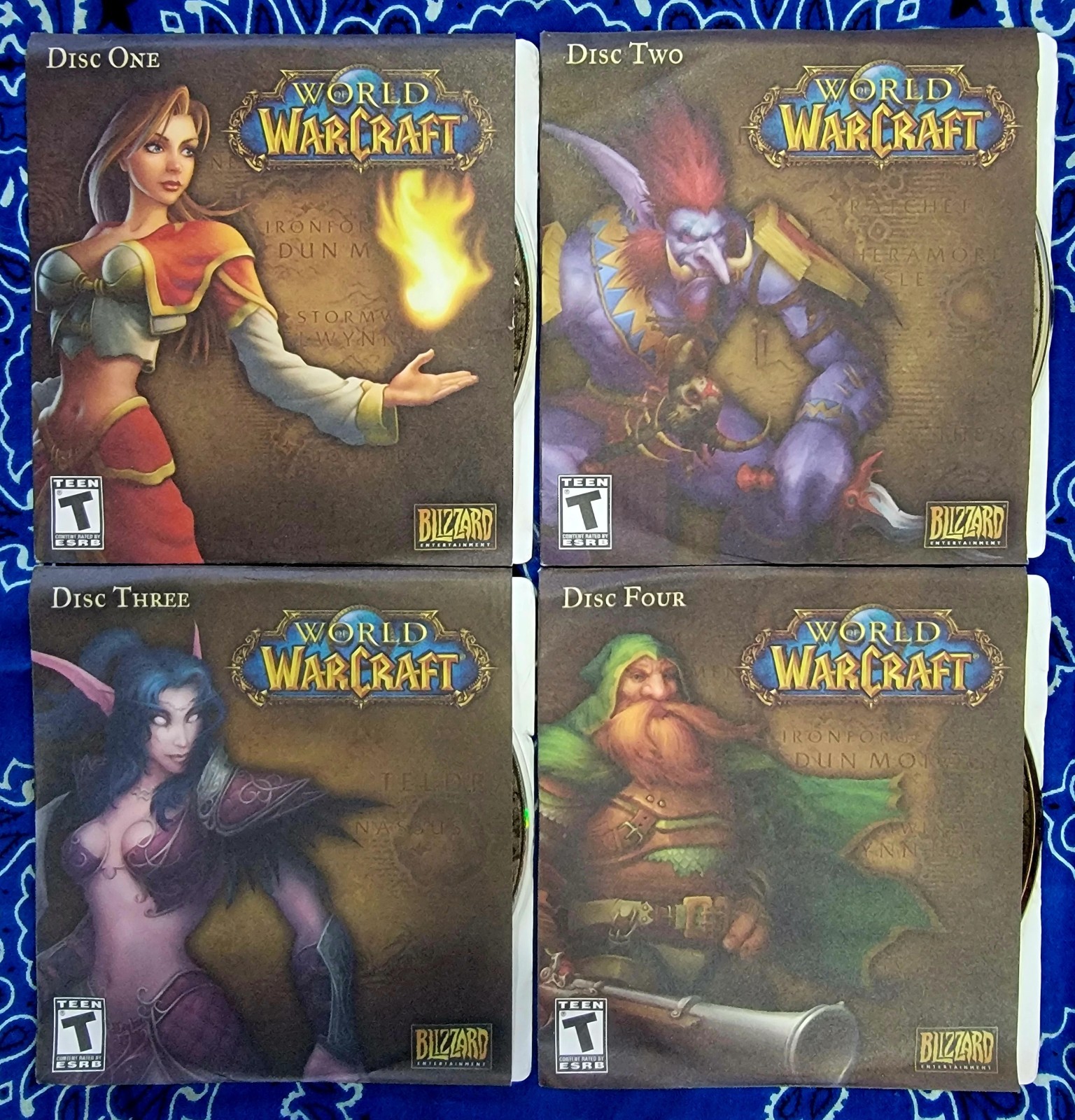 ​World of Warcraft PC 2004 Original 4-Disc Set & SimCity 2000 Special Edition CD