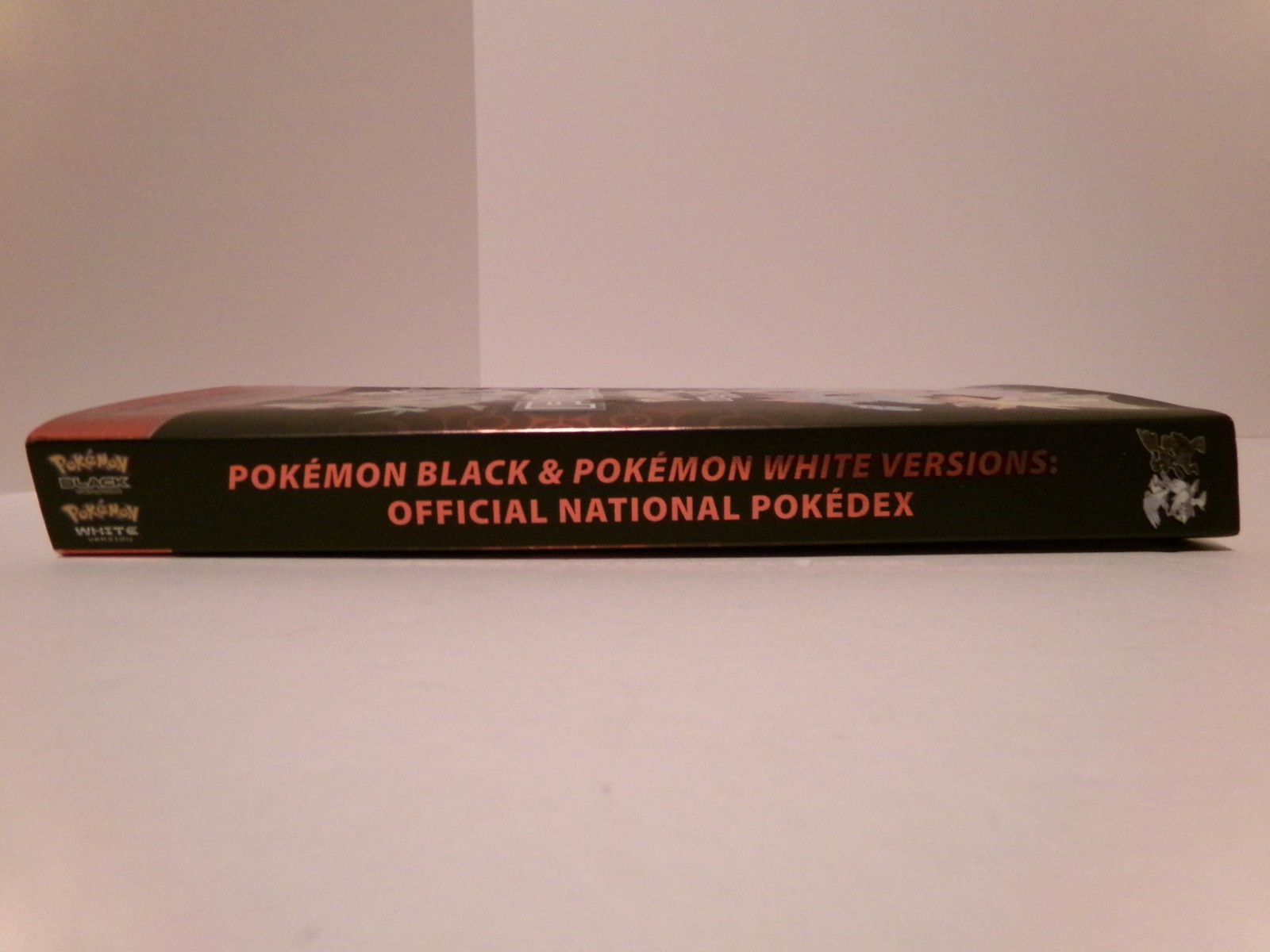 Pokémon Black and White Official National Pokédex Guide with Dust Jacket/Map