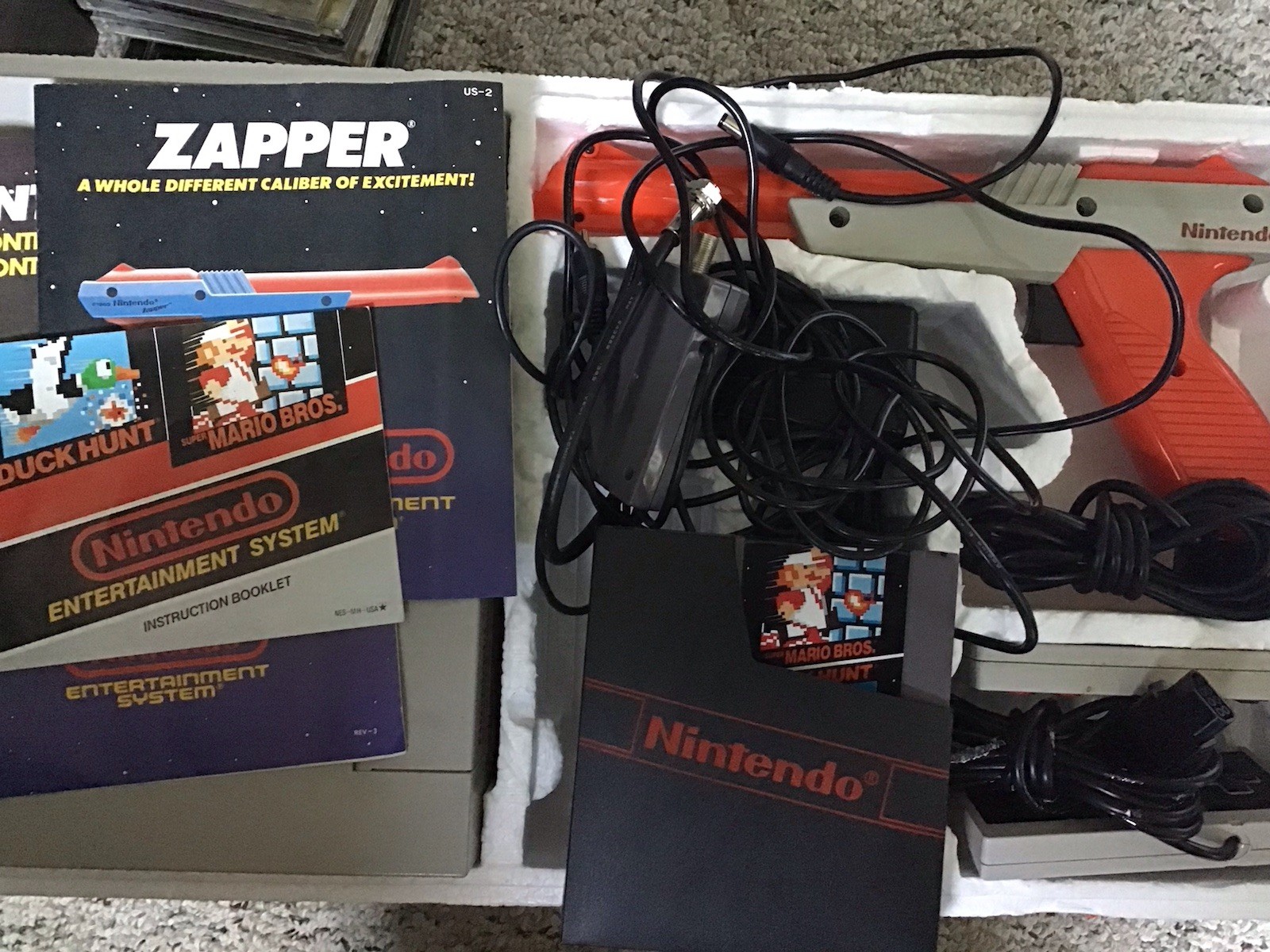 Nintendo Entertainment System NES Action Set Console w/ Box Manuals, Controllers