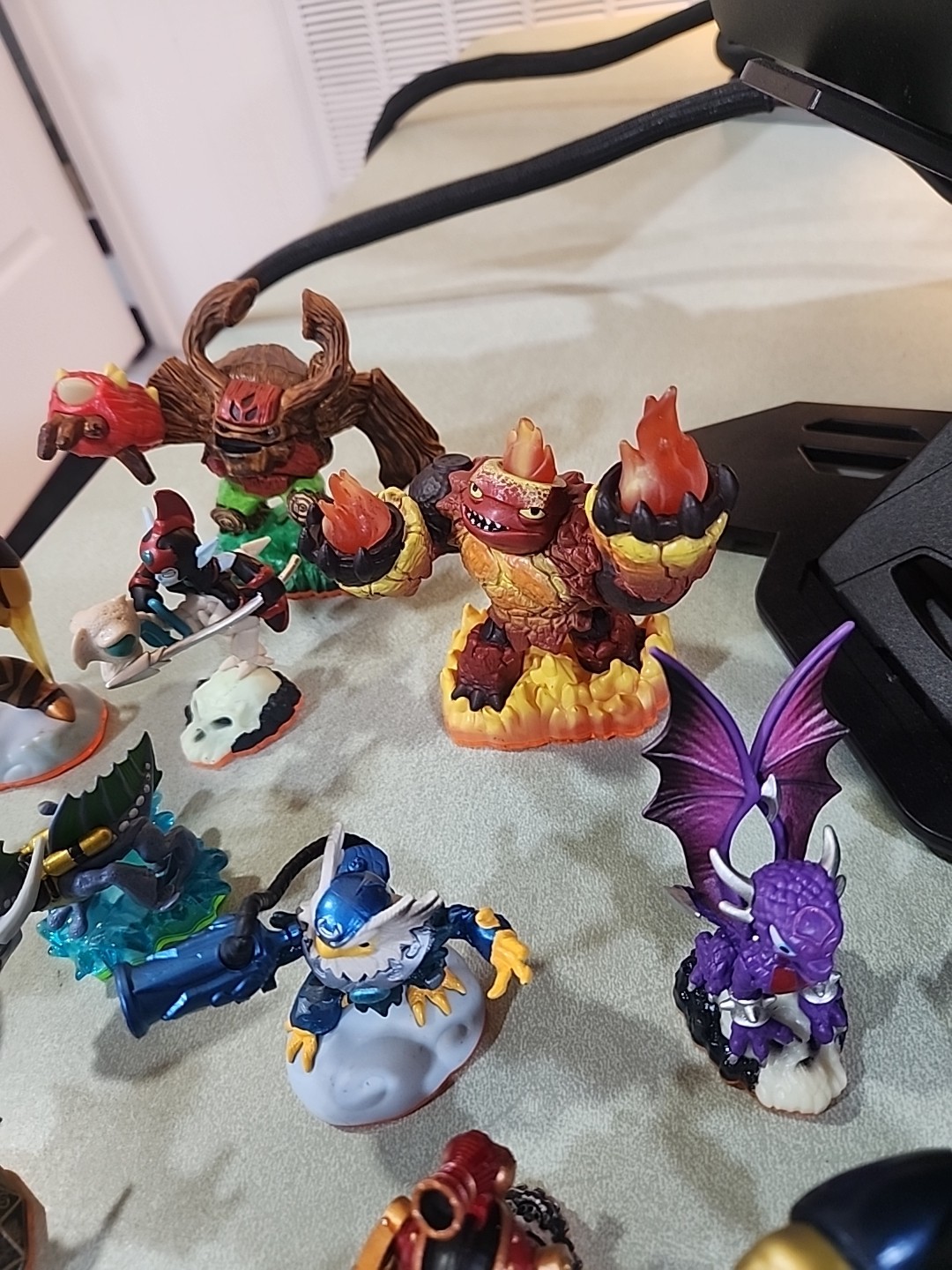 Activision Skylanders Giants Lot of 16 With Carrying Bag and Portal!