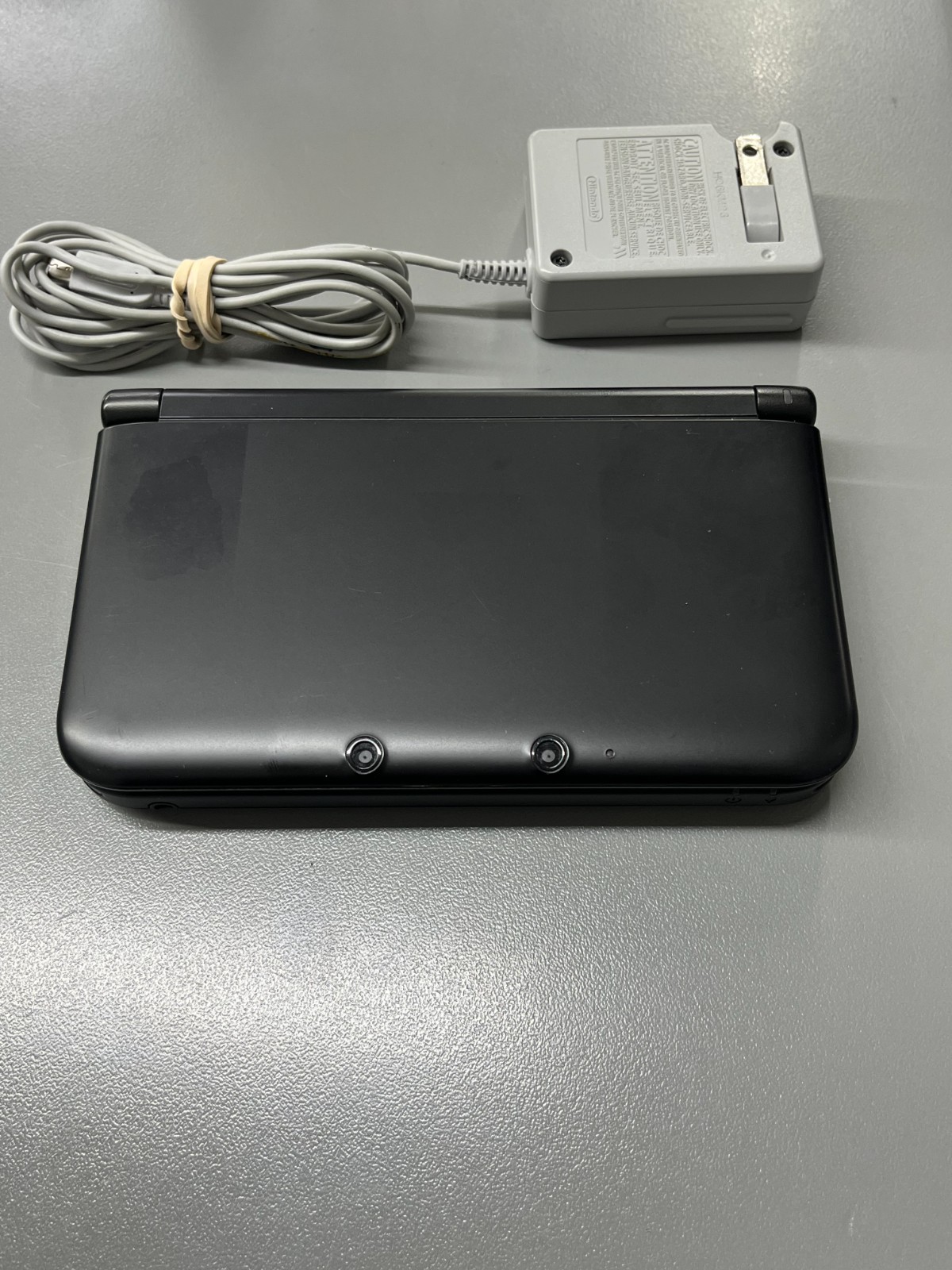 NINTENDO 3DS XL – HANDHELD – SPR-001 Black w/ charger & 4gb SD