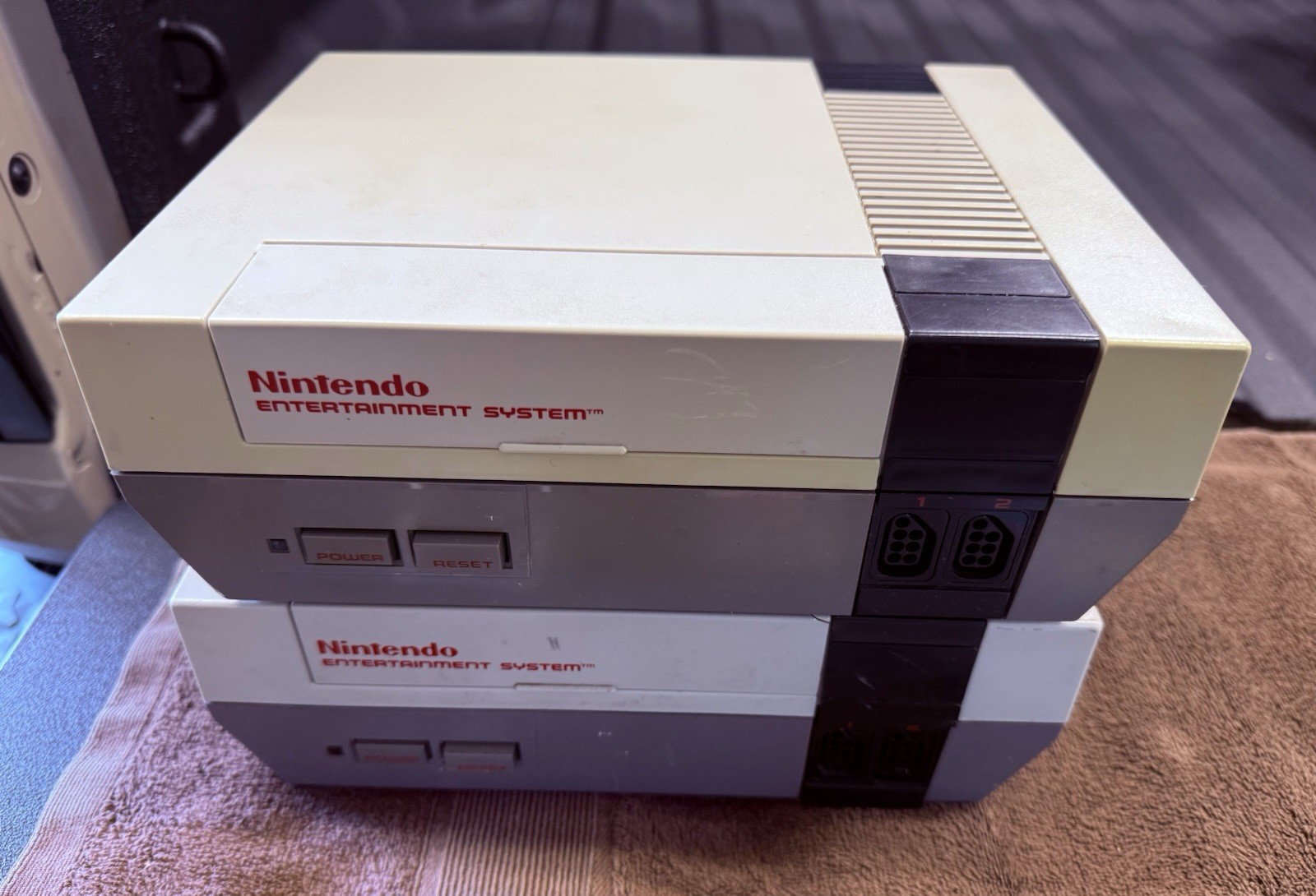 VINTAGE 1985 NINTENDO NES-001 QTY 2 CONTROL DECK BUNDLE, 6 Games, 4 Controllers.