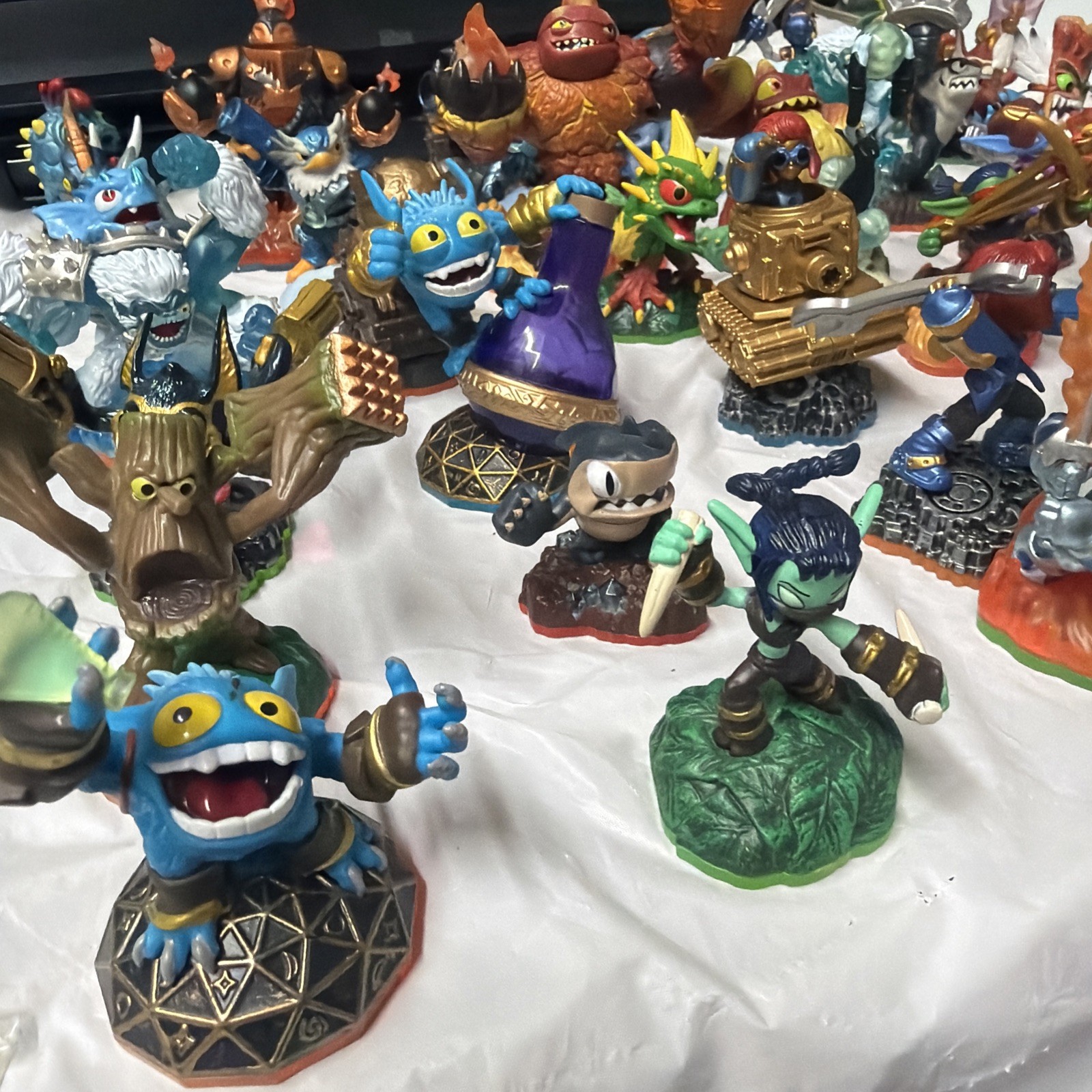 LOT 42 Skylanders: Spyro’s, Giants & More Adventure Game Skylander Figures