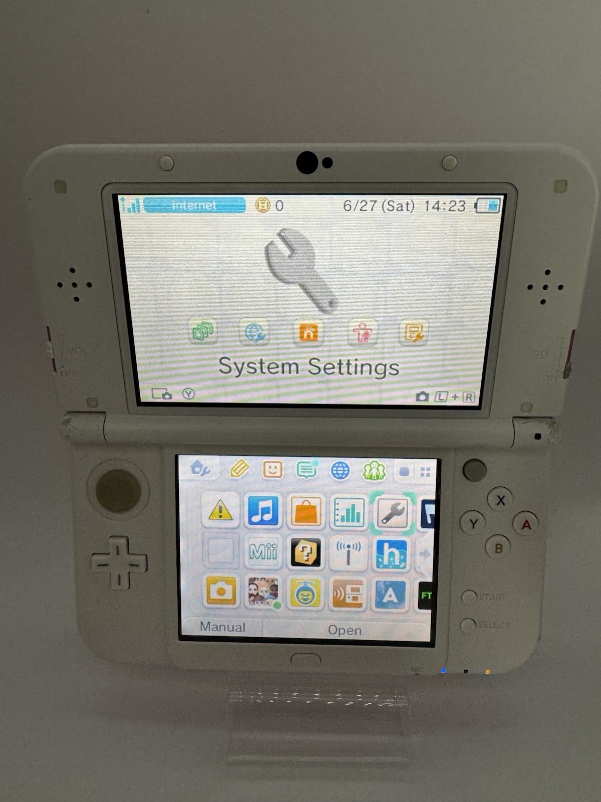 New Nintendo 3DS XL/LL- In English – Pink/White – 64gb- w/new charger