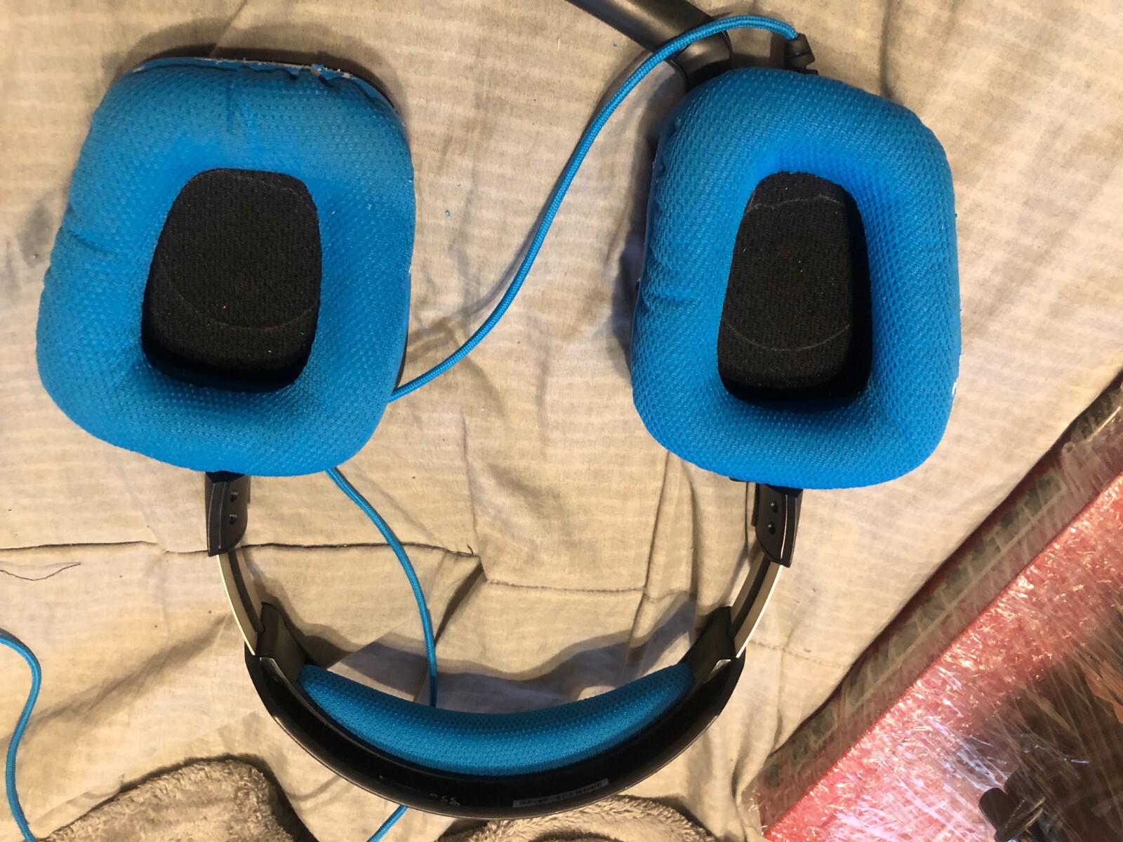 logitech g432 gaming headset blue or black cushion(cushion is flacking)