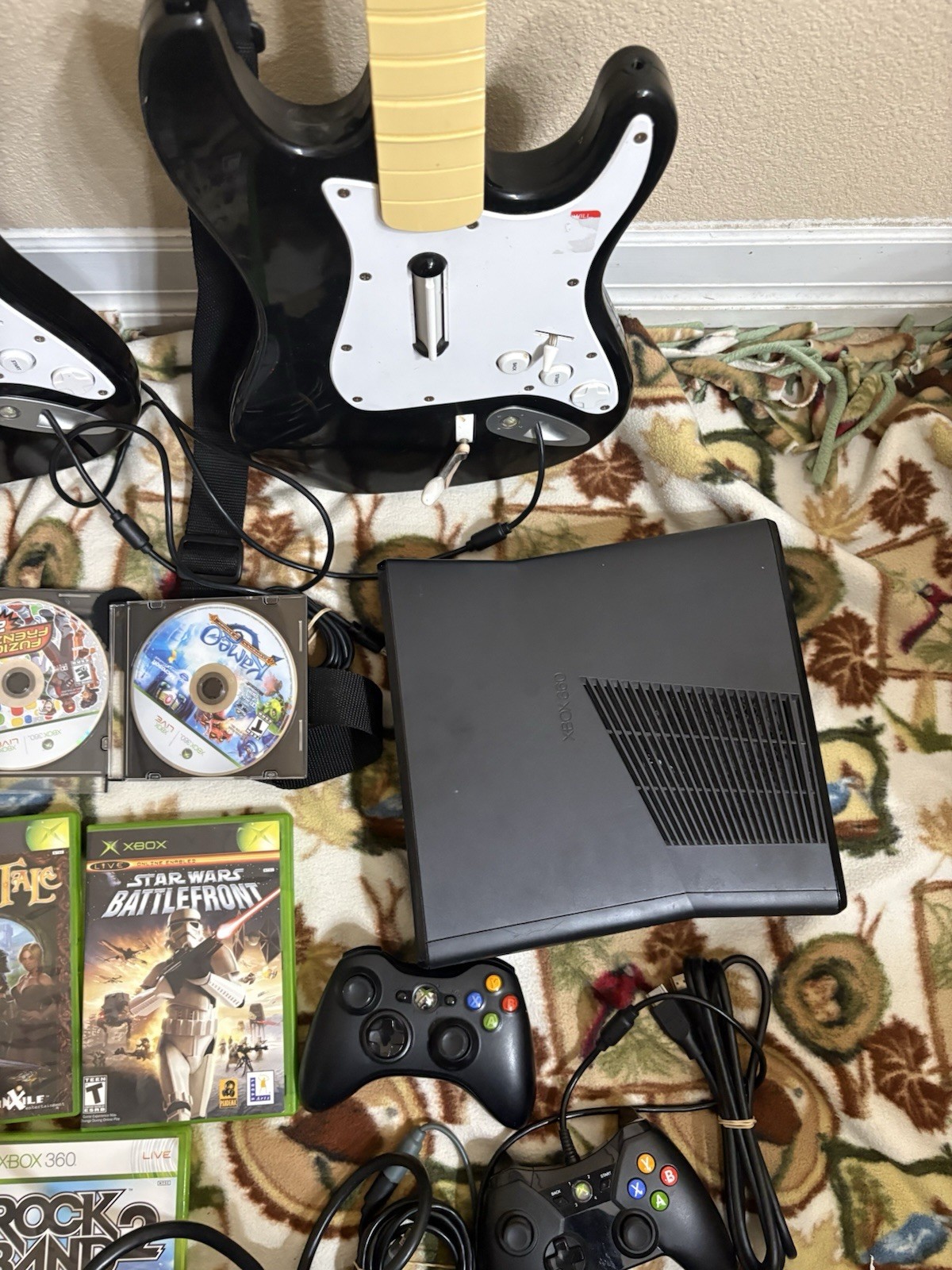 Xbox 360 Slim 250 Gb Bundle 8 Games 2 Controllers Rock Band Guitars RPG action