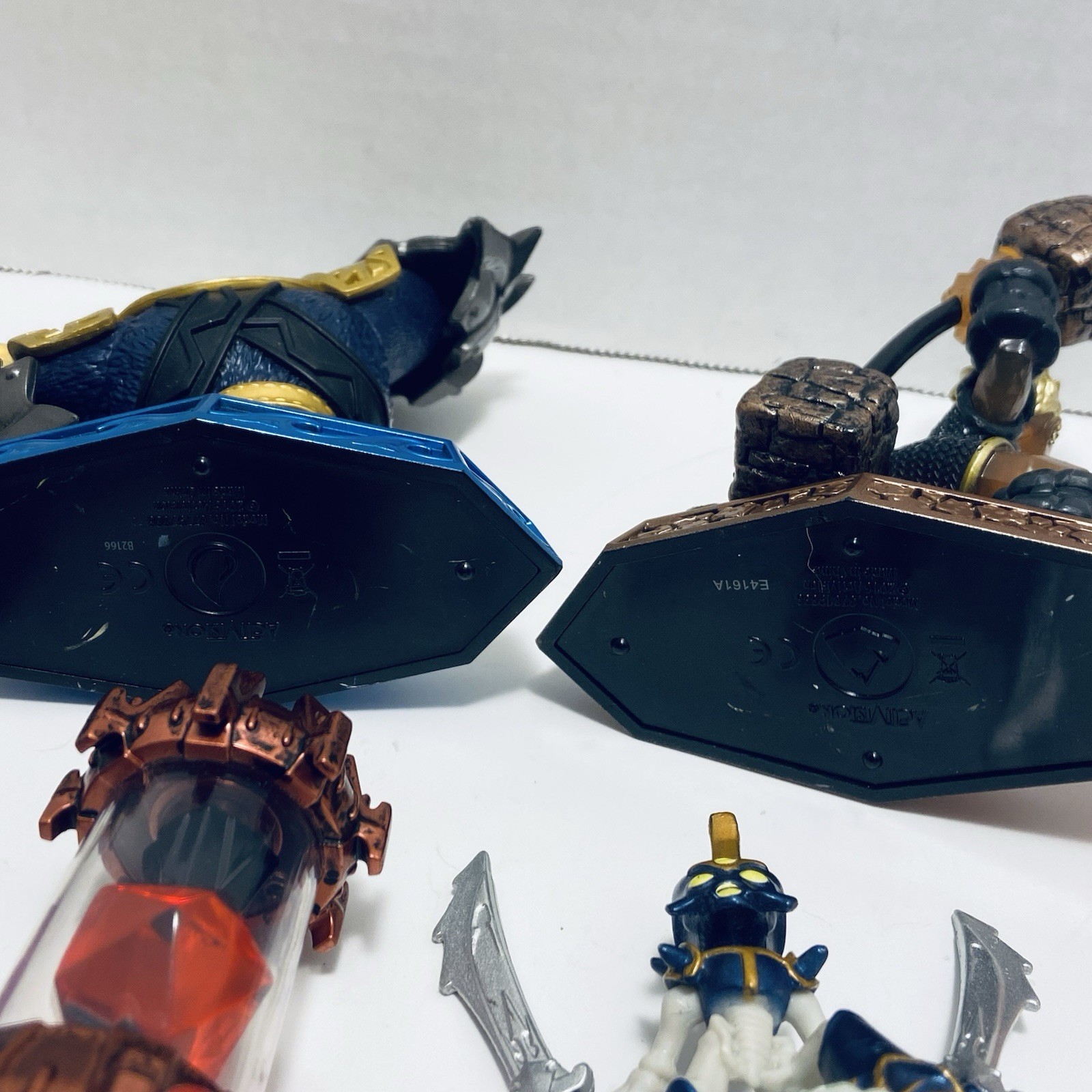Mixed bundled lot of 11 Skylanders Activision Toy action figures & Vehicles