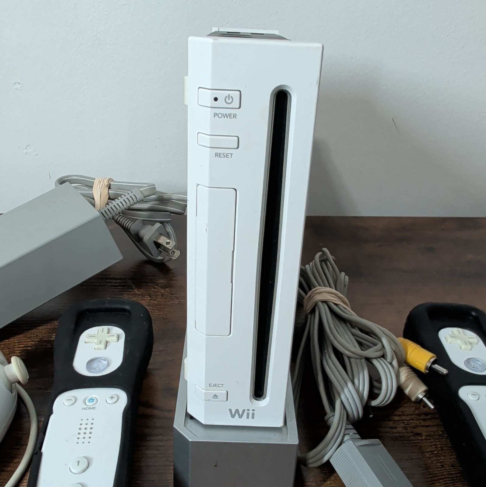 Nintendo Wii RVL-001 NTSC-U/C White Composite RCA 480p Console 2 Wii Remotes